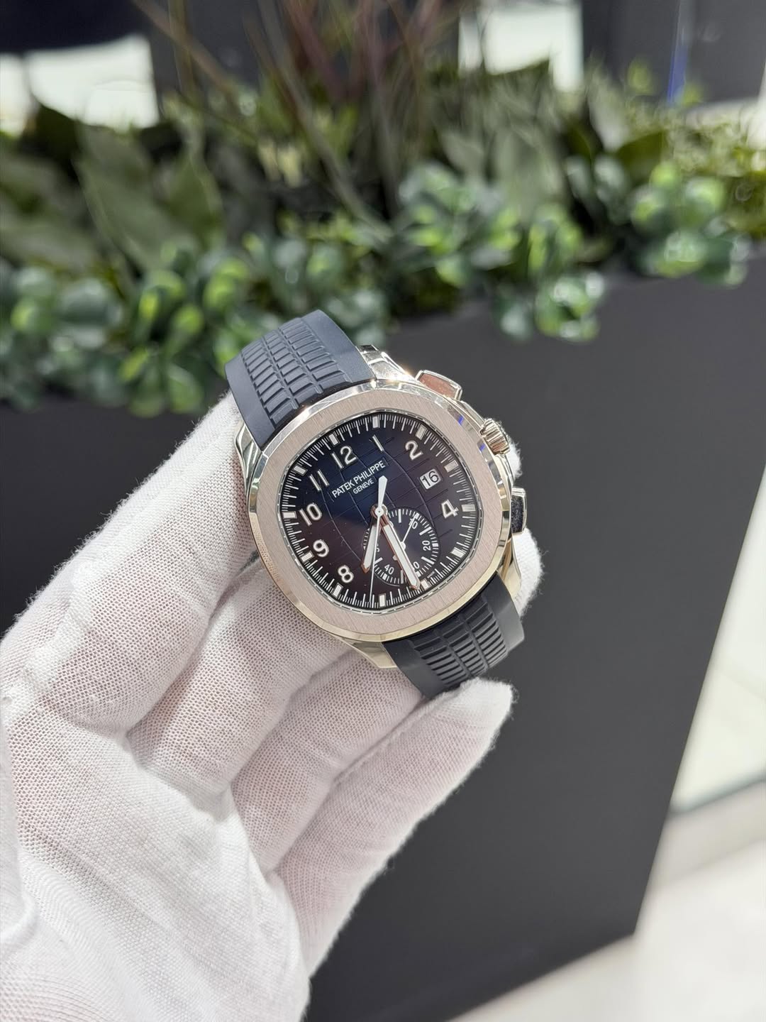 May be an image of wrist watch and text that says '2 PHIUP PPE PATE ATEKPH CRANS CENEVE IC 10 و 8 2 KO 0 生 E 4 A شم 2 E ي วิด B 2ቅ in'