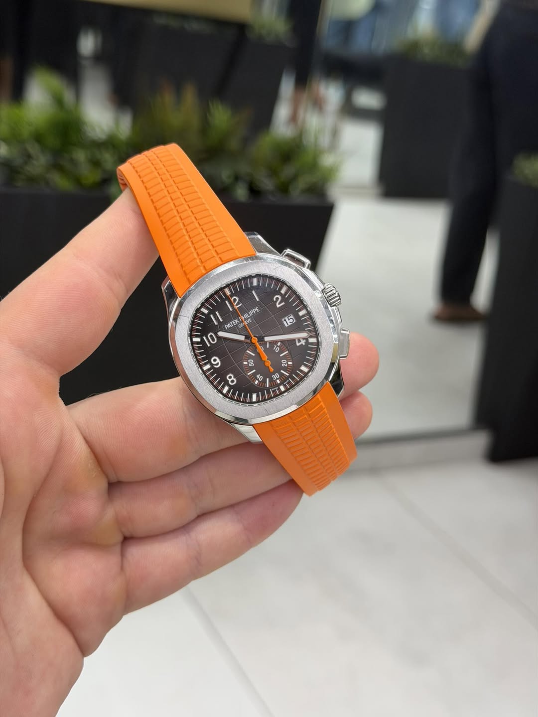 May be an image of wrist watch and text that says '2 5 2 3PFE PATEK 10 9 8 I t Y HN み 0 2 2 Dr នុំ ఫే 10 0 P'