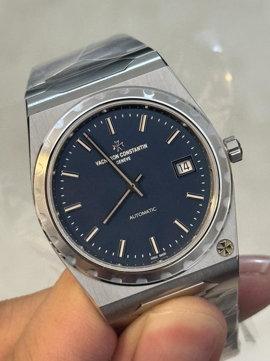 May be an image of wrist watch and text that says 'م CONSTANTIN RON GENEVE VACh 4 AUTOMATIC AUTOMATIC I I GATSS MADK Sr MADE'