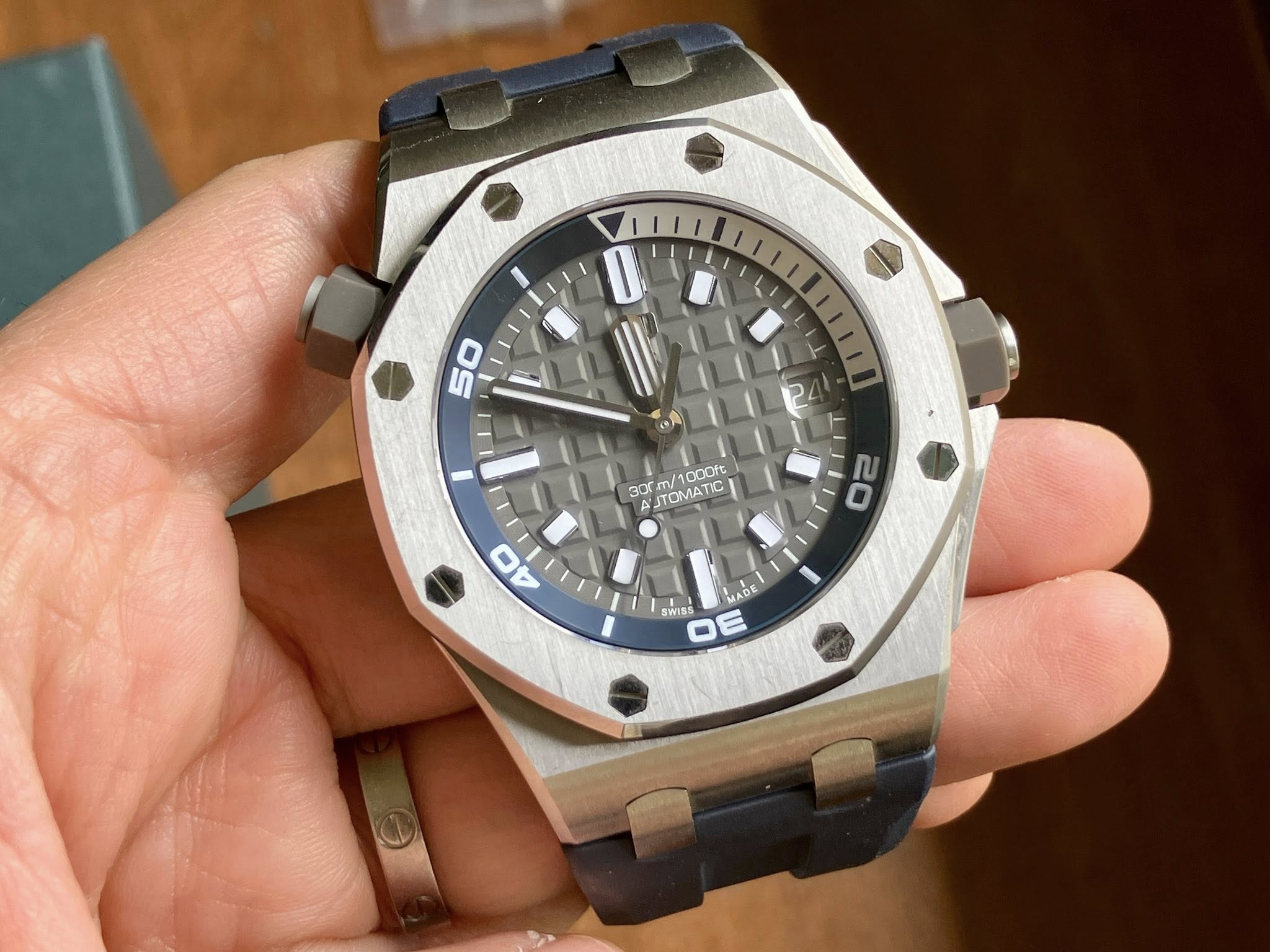 May be an image of wrist watch and text that says '50 300 1000ft 30m/1000ft Oft A'JTOMATIC L በ 20 40 MADE SWISS DE m'