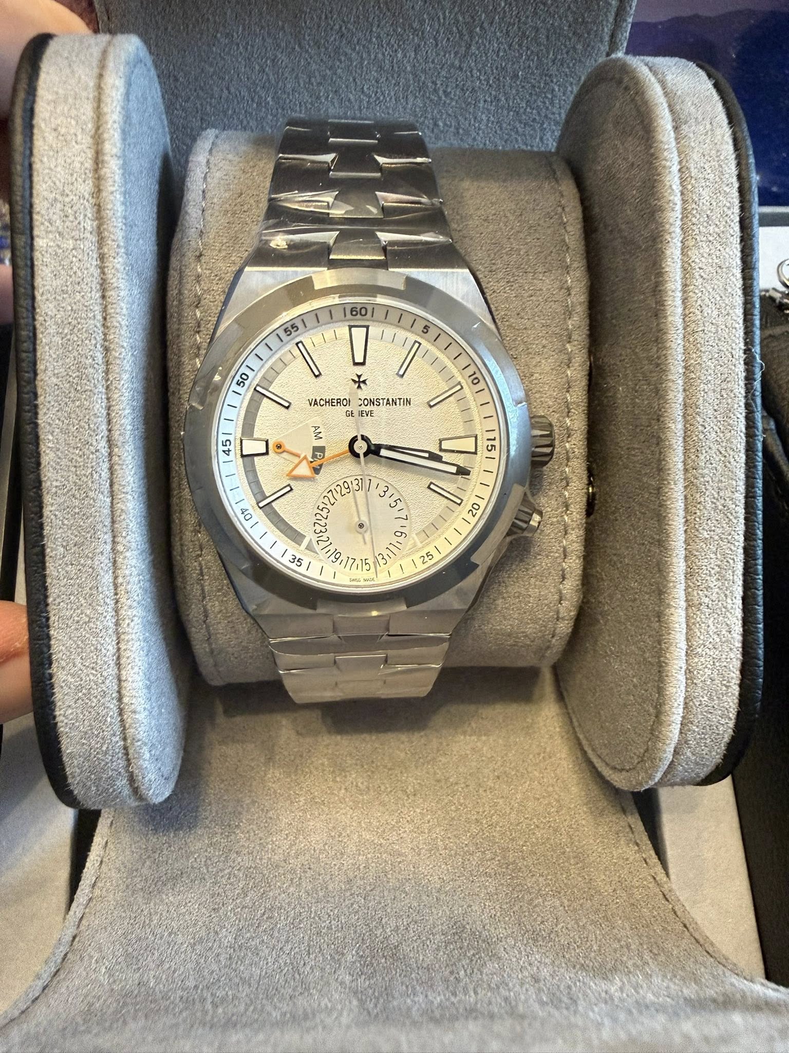 May be an image of wrist watch and text that says ' ¥ VACHEROI CONSTANTIN IEVE IEVE 10 꿀 45 15 DV D 02 2729' a : '