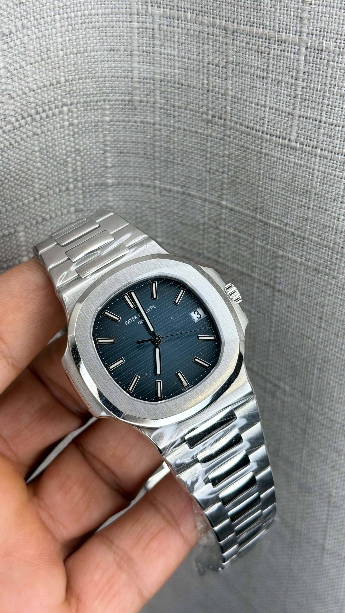 May be an image of wrist watch and text that says 'PPE PΑΤEΚ 1000 بت က'