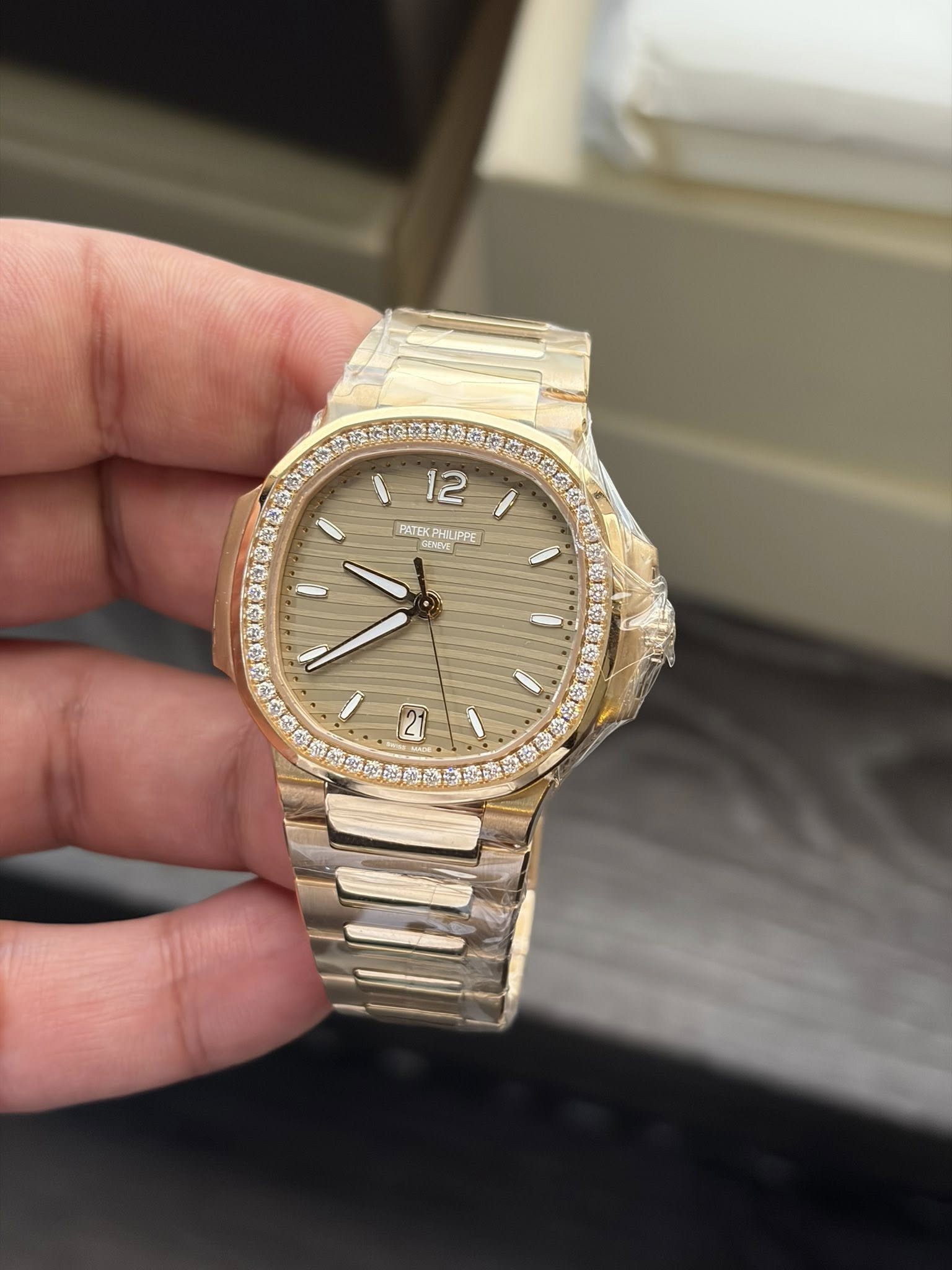 May be an image of wrist watch and text that says '١ 12 BATEKPHILIPPE PATE PATE ChN HILIPPE GENCVE 21'