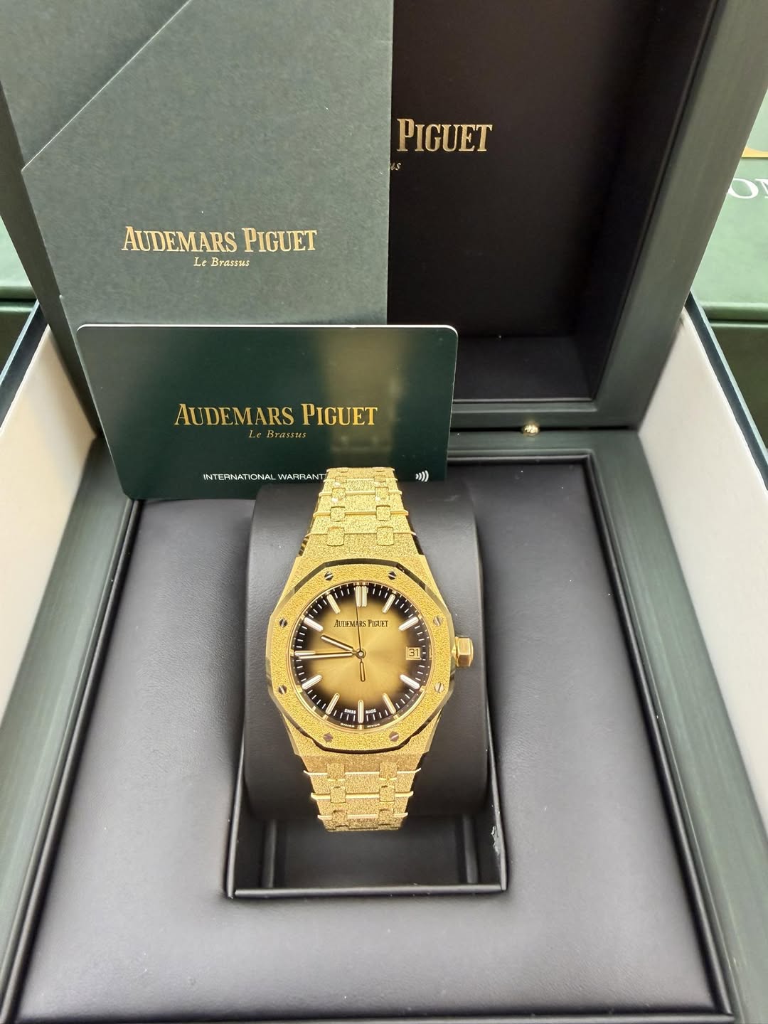 May be an image of wrist watch and text that says 'PIGUET AUDEMARS PIGUET Le Brassuz AUDEMARS AUDEMARSPIGUET BrasIMs PIGUET WITERNATIONALWAPRANT INT INTERNATIONAL WARRANT x0))…