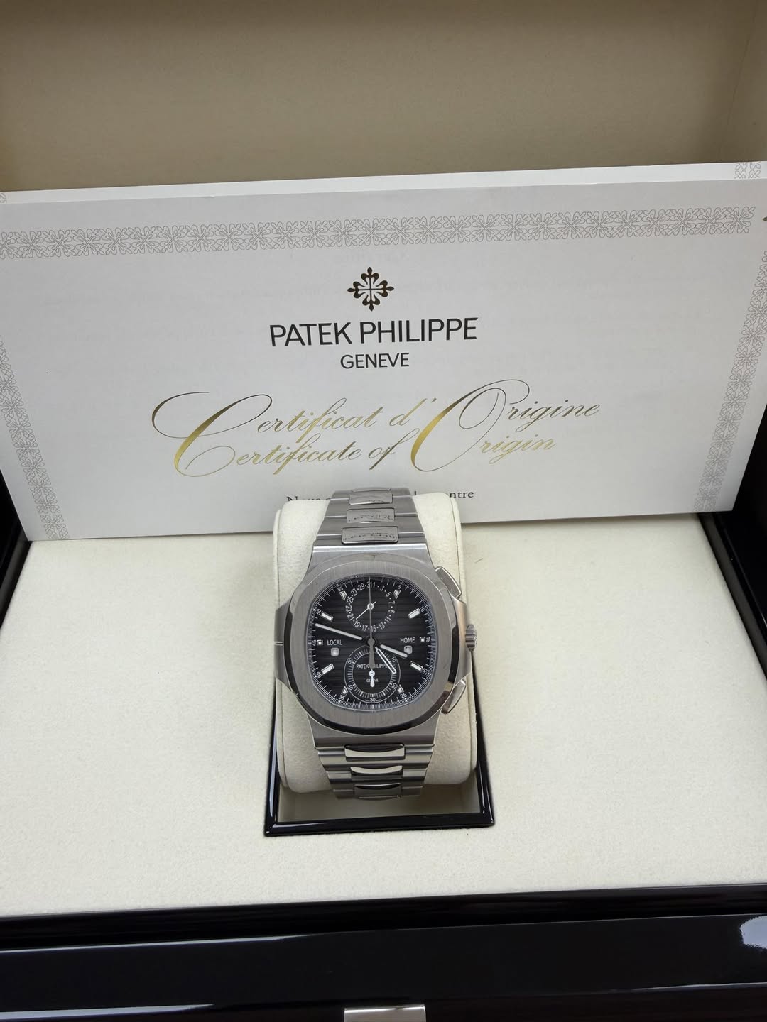 May be an image of wrist watch and text that says 'PATEK PHILIPPE GENEVE Calfu d' Praine Prigine Dertificate xigin nure اا ち 6.'