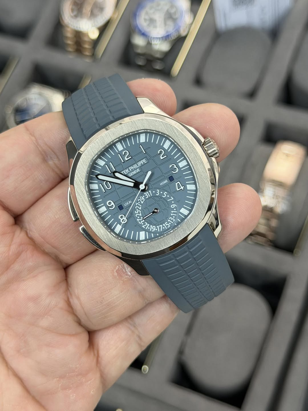 May be an image of wrist watch and text that says '2 PHILIPPE UIPPE TEK GENEVE GENEVE Ω က ycoлeς. . LOCAL KAL LI LOCA C7 2 1-19 L1 م d • o 9 e)'