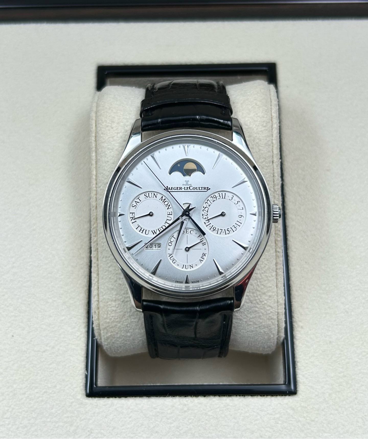 May be an image of wrist watch and text that says '311 ؟ LAEGER-1 12COILTRE SAT SUN MON O الم TUA 박 HU FI 2019 19 OCT เช่ EC - ถี้ RB 60 UG ي UN C ك'