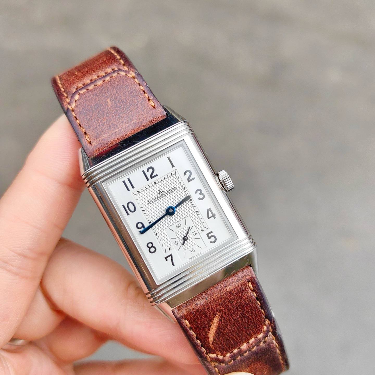 May be an image of leather, saddle-stitched leather, wrist watch and text that says '12 II 10 O 2 ى T C ص L ጵ N 8 มา UC M 1 7 3 30'