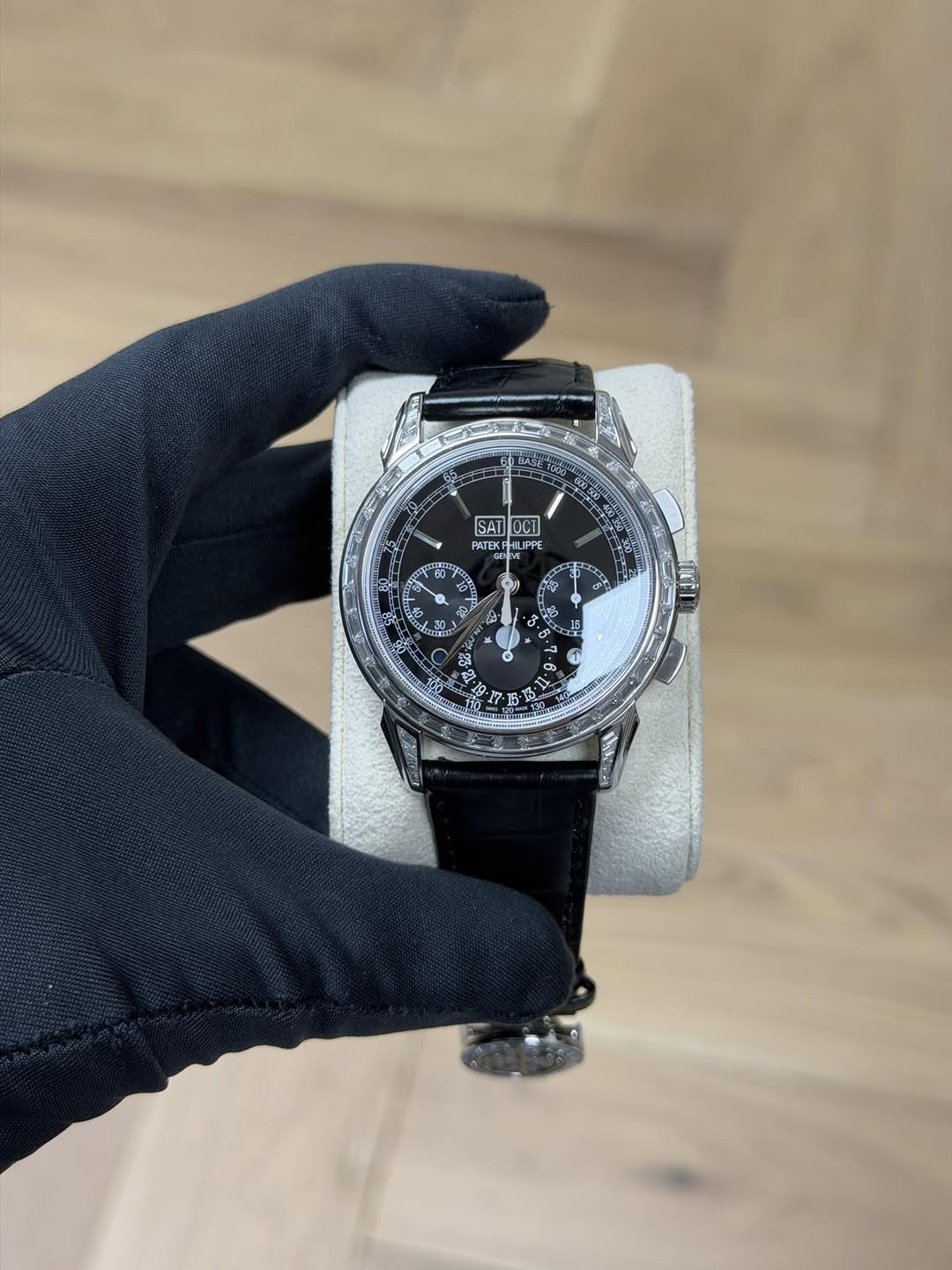 May be an image of wrist watch and text that says '/ SAT SATOCI 0CU OCΙ PATEK HILF PPE ह 산 今 ቀ ب'