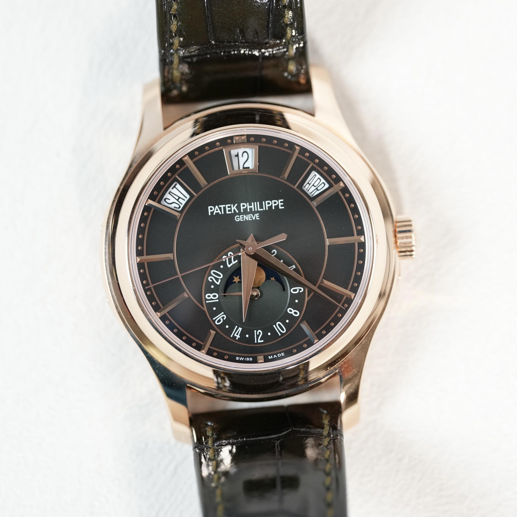 May be an image of wrist watch and text that says '/12 12 こク 养圖1 ΠΑΡΥ IUO 1i0n PATEK PATEKPHILIPPE PHILIPPE GENEVE क S ထ 14 12 0 WIRr 5 MADC'