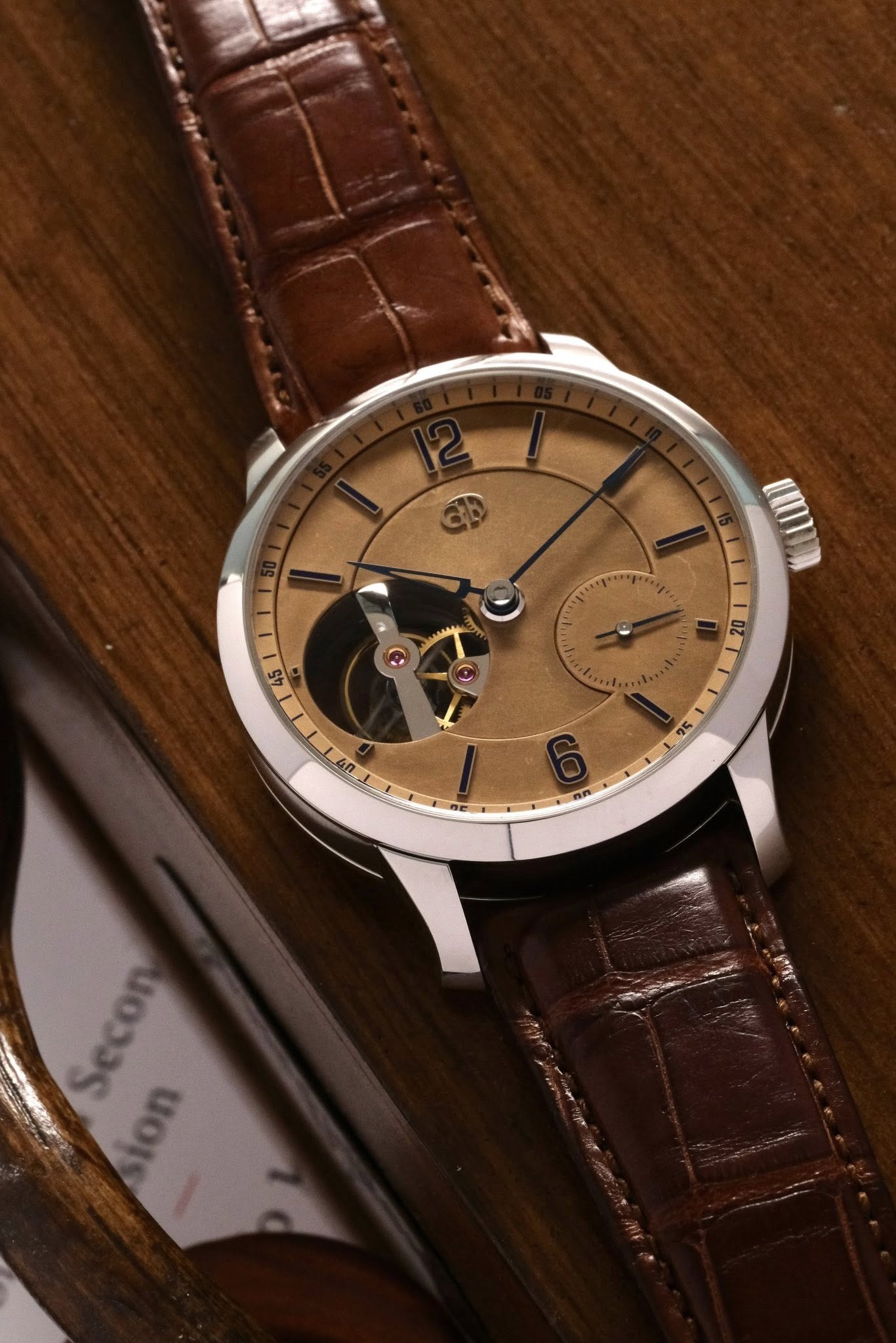 May be an image of wrist watch and text that says 'Secon'