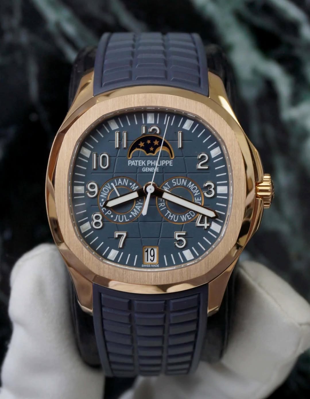 May be an image of wrist watch and text that says 'PATEKPHILIPPE PATEK PHILIPPE IPPE GENEYE I0 E9 9 Ον Νον JAN M I 2 SUN MON لل 3 THU WED 4 5 M I ما 19 SWISS SWISSMADE MADE'