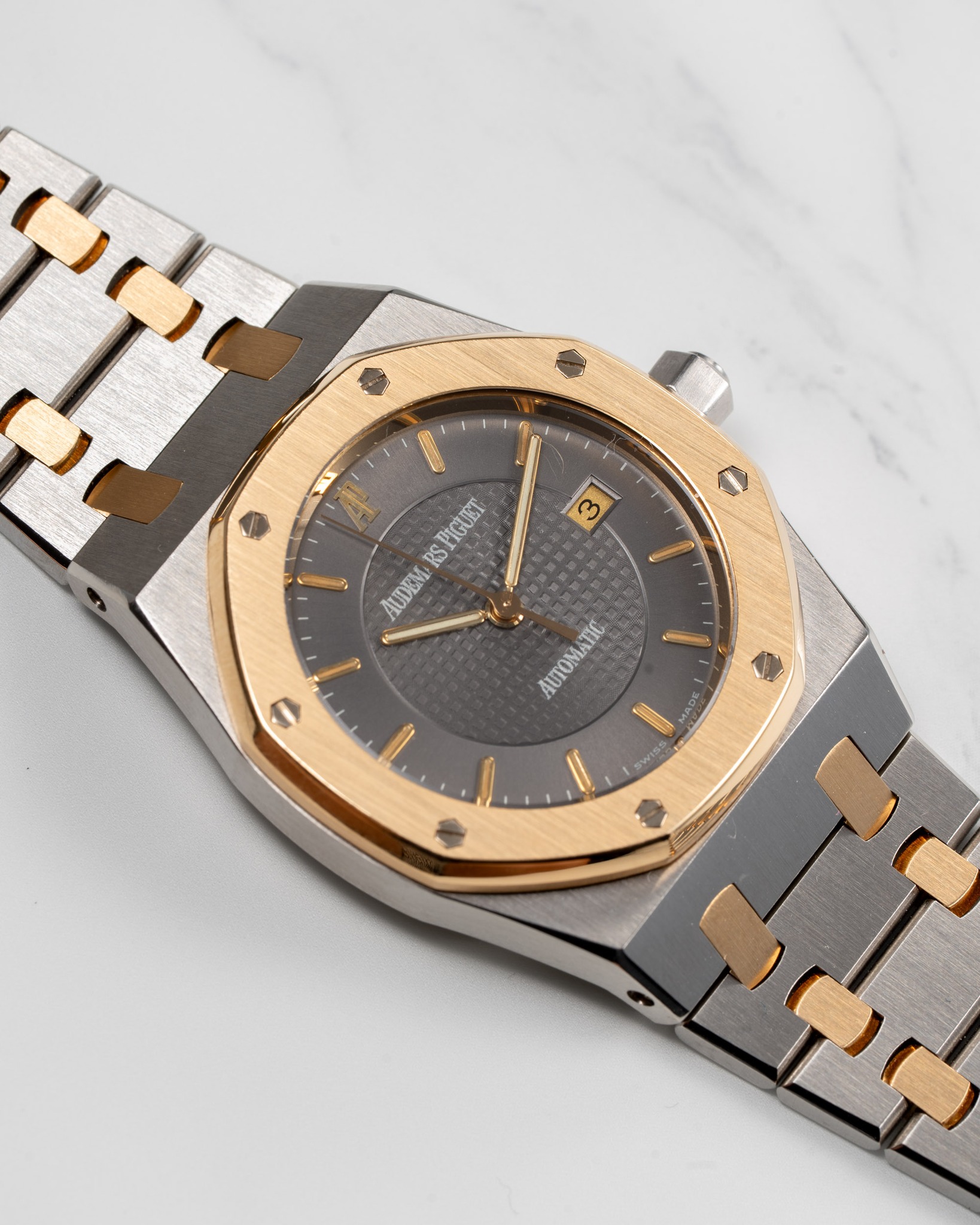 May be an image of wrist watch and text that says 'T 4 ΑΡ' 3 RS SHIGUST AUDEM န AUTOMATIC NDr OO'