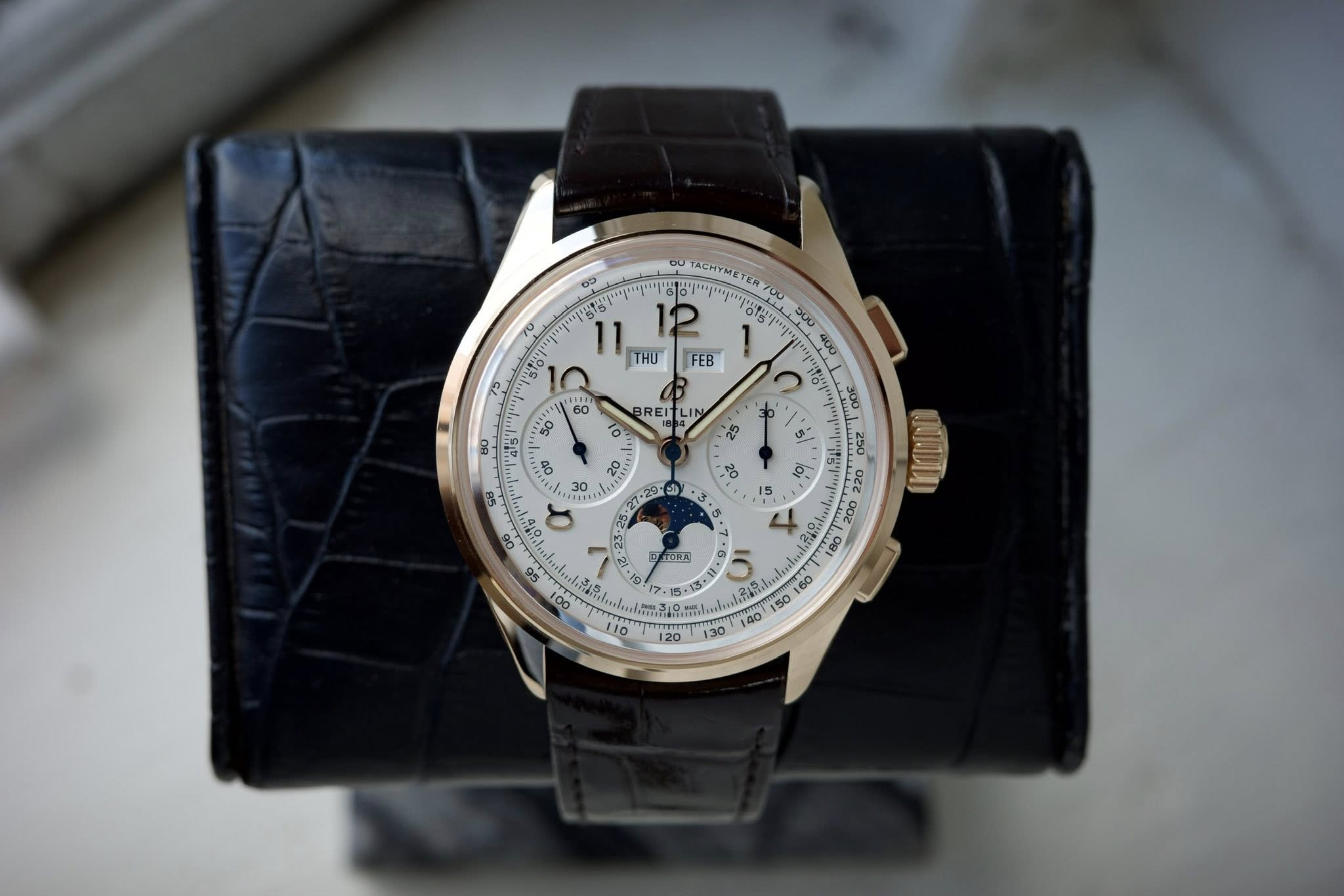 May be an image of wrist watch and text that says '62 TACHYMETER የሆርን 11 12 THU FEB REI LIN O M to 2 o 10 15 L 20 ಮು aee 25 E 生 & 100 ب 10美 '