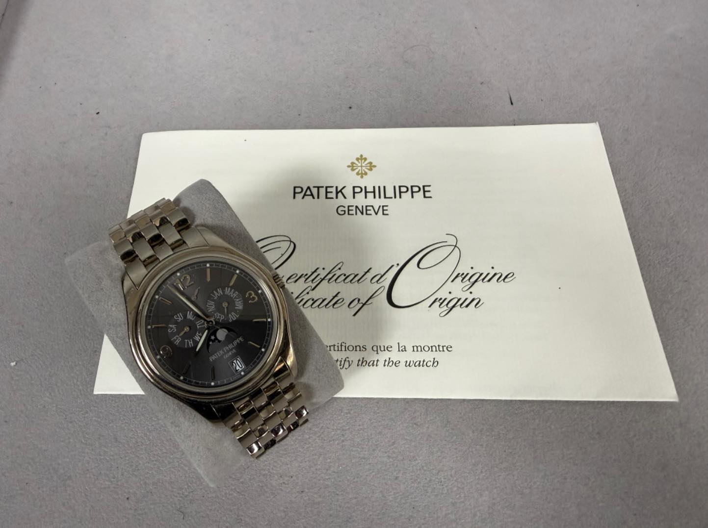 May be an image of wrist watch and text that says 'PATEK PATEKPHILIPPE PHILIPPE GENEVE cateof ertifical Qrine rigin ertifions que la montre עוי that the watch'