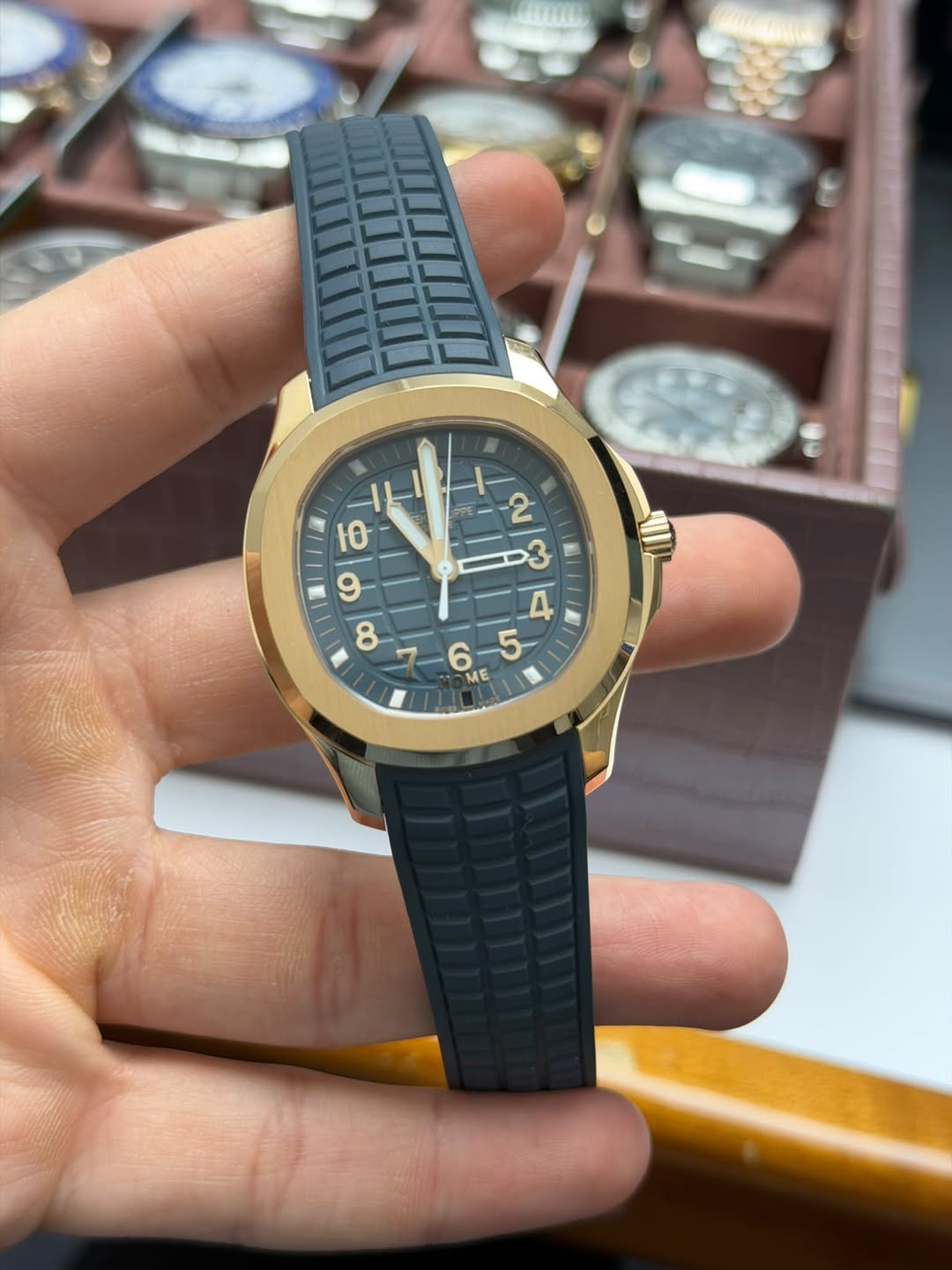 May be an image of wrist watch and text that says '۱ PE ه 10 9 9 D ஜ ME'