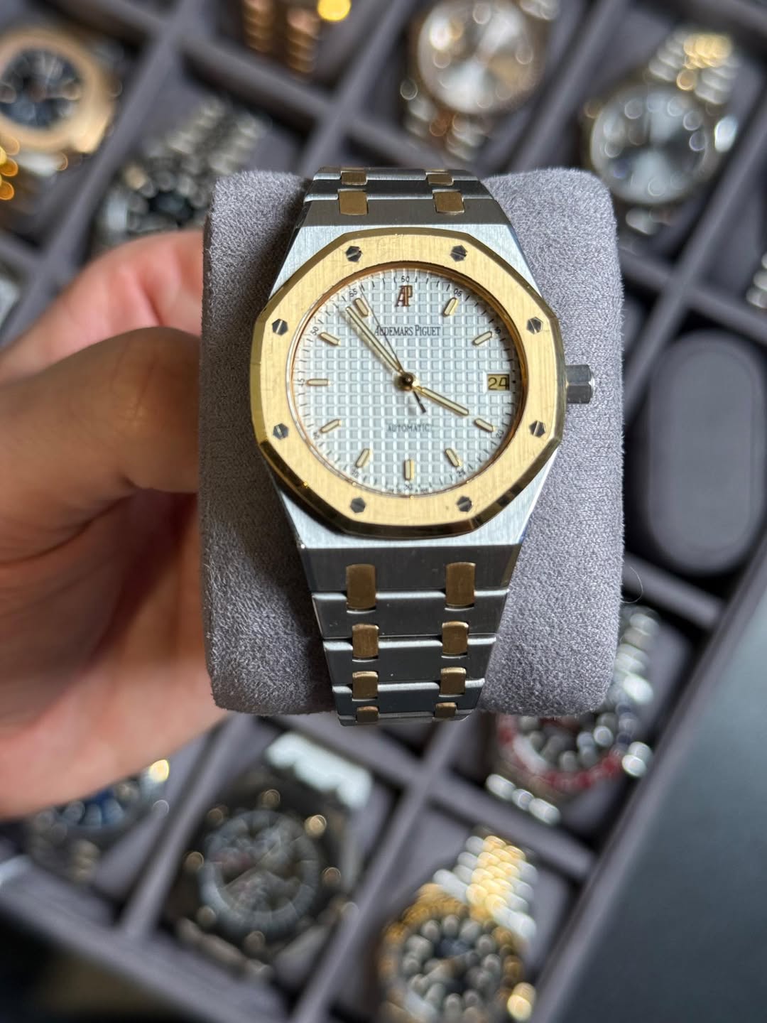 May be an image of wrist watch and text that says 'CE IDEMARS PIGLETE 24 E'