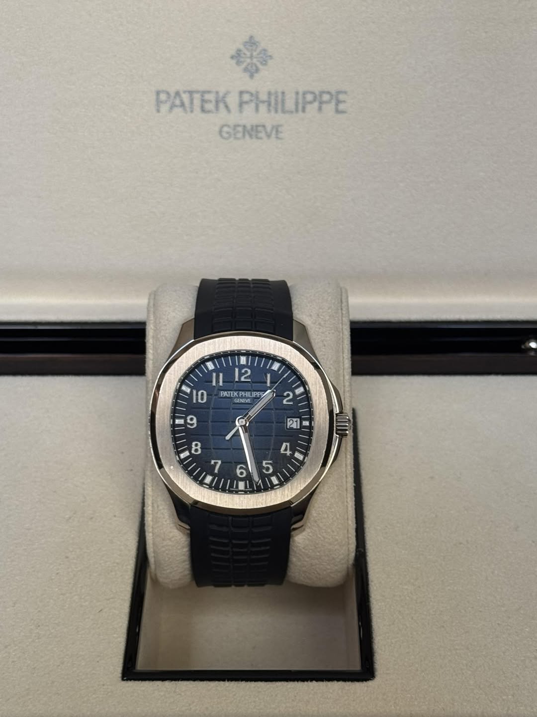 May be an image of wrist watch and text that says '樂 PATEKPHILIPPE PATEK PHILIPPE GENEVE B 12 2 PATEKP PATEKPHILIPI FATE HILIPI IPP PP GENEVE FZNEVE &'