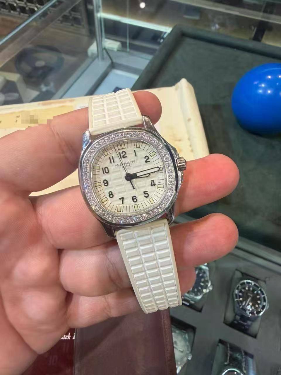May be an image of digital watch and text that says '松/級 11 12 I 10 PAZ PATE PHOLIPPE 2 II ط 9 8 1 6 D 10 d DI ای س sek i'