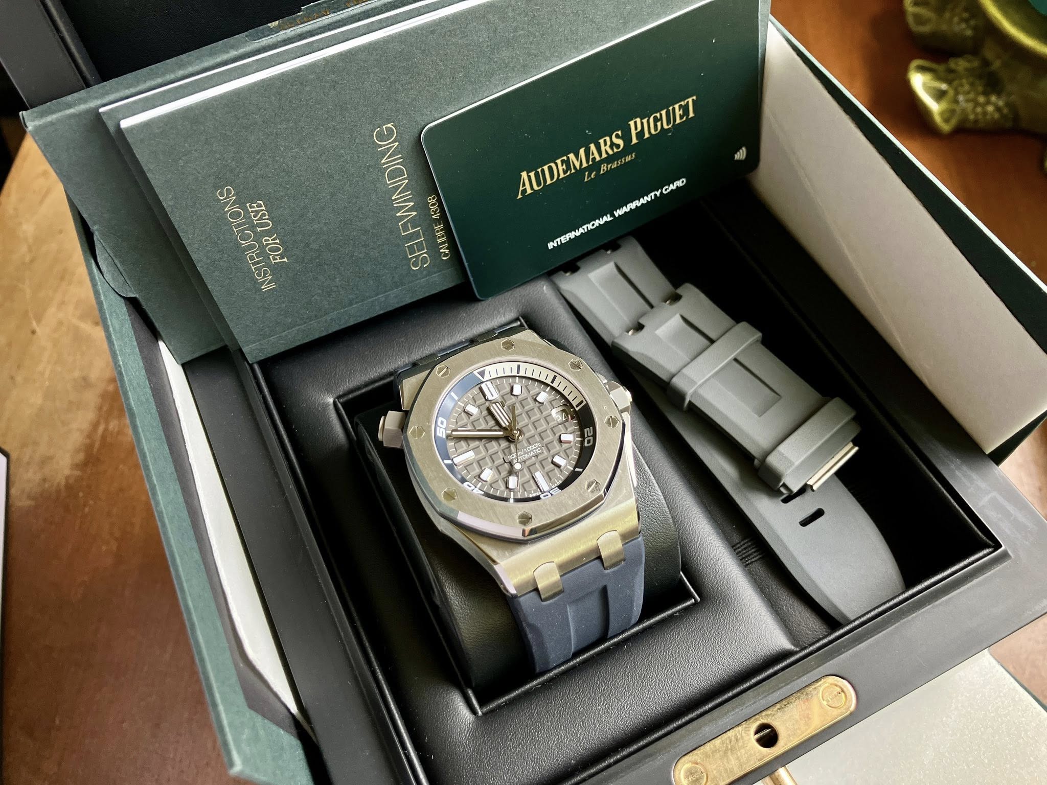 May be an image of wrist watch and text that says 'ឈ PIGUET PIGUET AUDEMARS Br CARD HARRANTY INTERINATIONAL UCTIONS INSTRUCTIONS FORUSE USE INSTRU FOR SELFWINDING SEI CANE 利麦 4308…