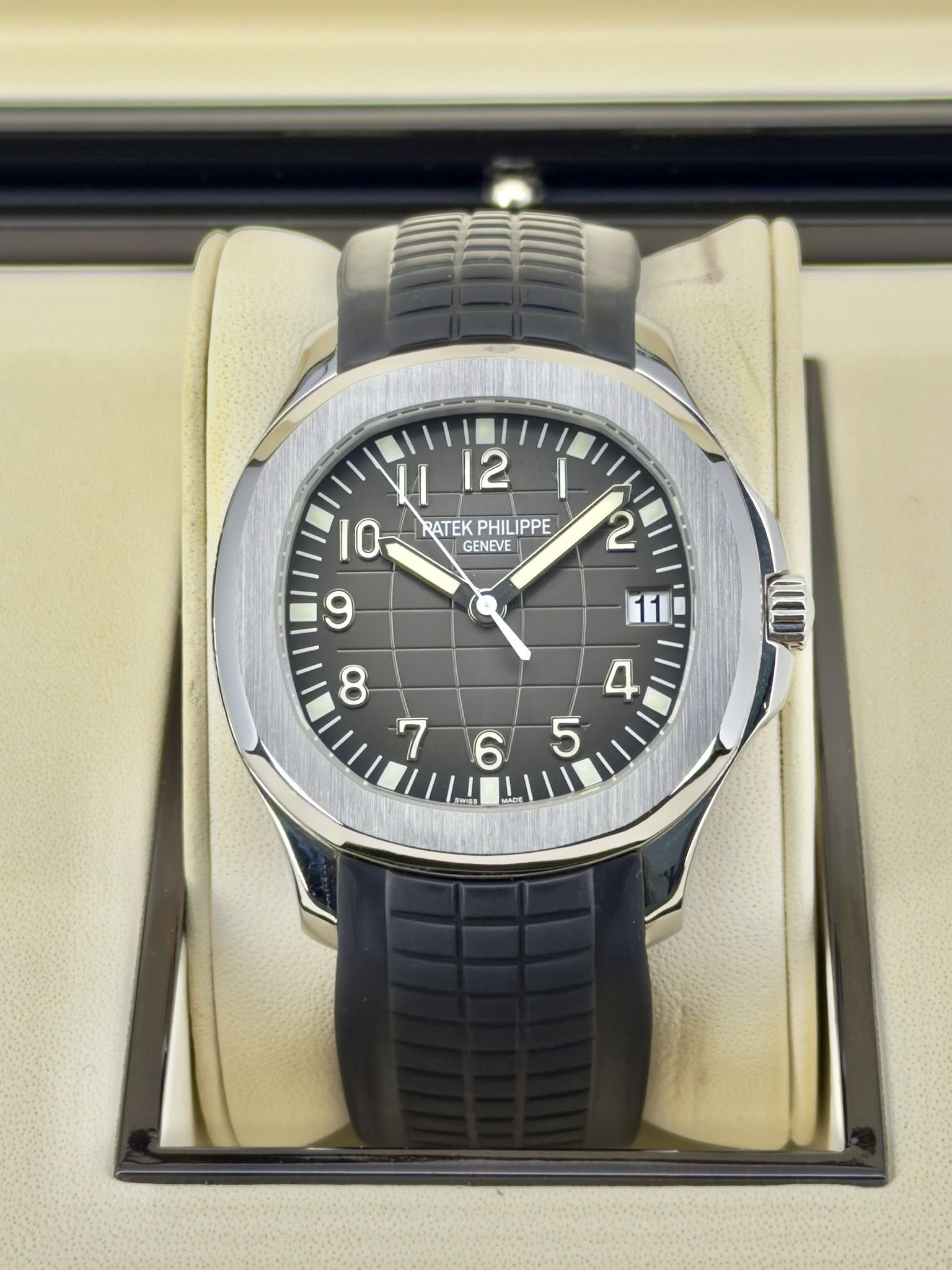 May be an image of wrist watch and text that says '1 12 10 RATEKPHILIPPE RATEK PHILIPPE GENEVE mer'