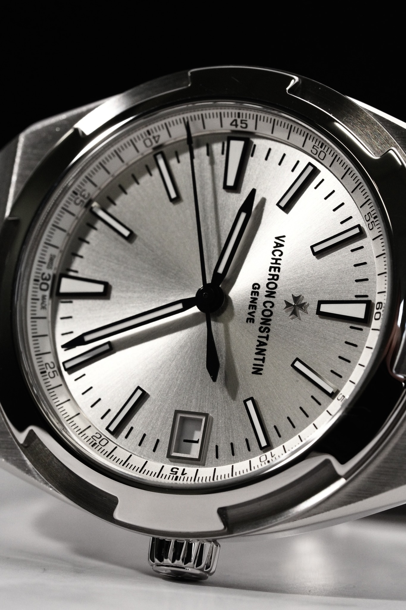 May be an image of wrist watch and text that says 'MU GENEVE CONSTANTIN VACHERONCONSTANTIN Co GEN VACHERON 00.. B Ο. lBul 小 9 I 20 עברה'