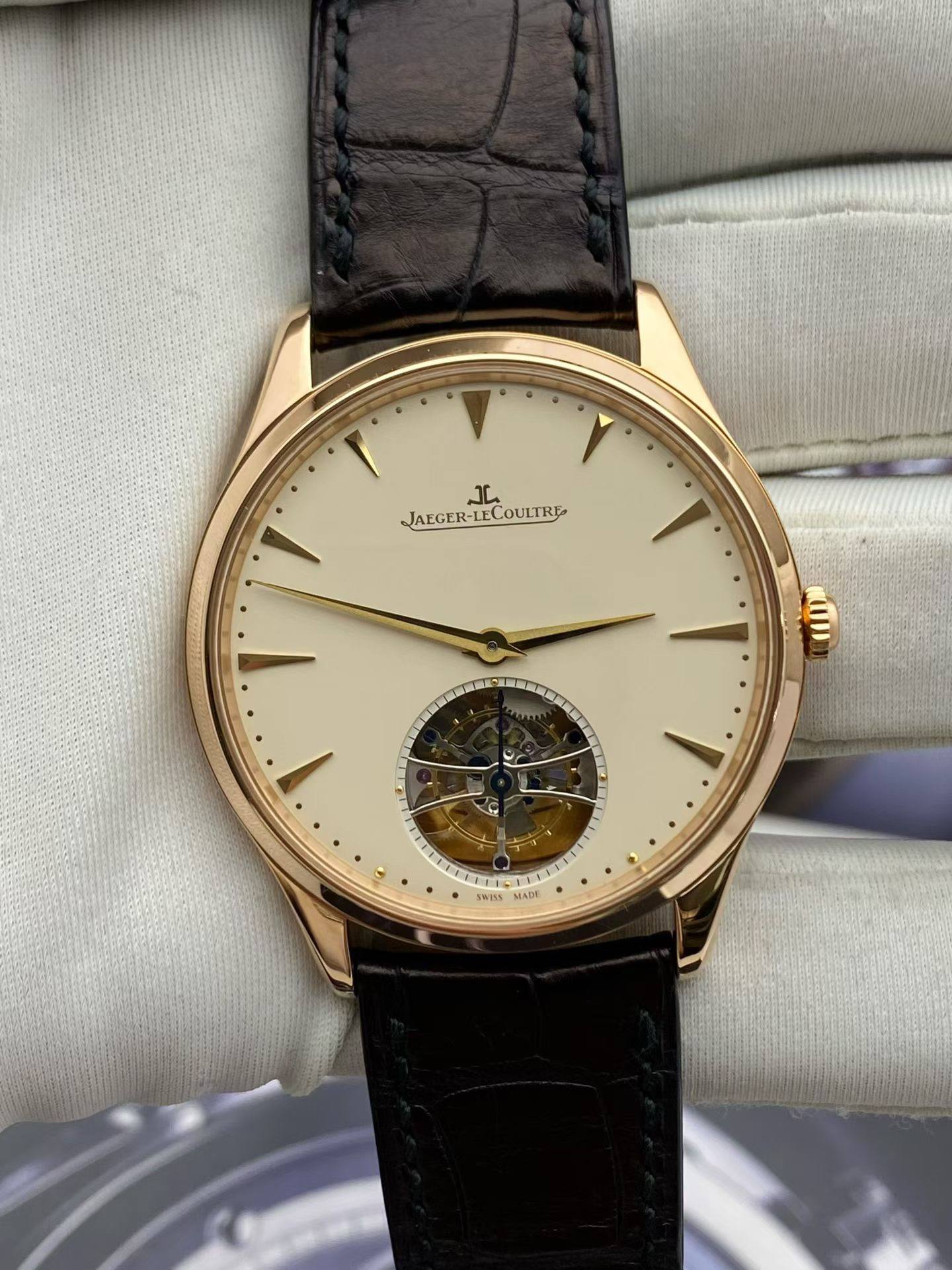 May be an image of wrist watch and text that says 'ملل JAEGER-LECOULIRL ECOULTRI JAEGER- بی 50/55 MADe עיר A'