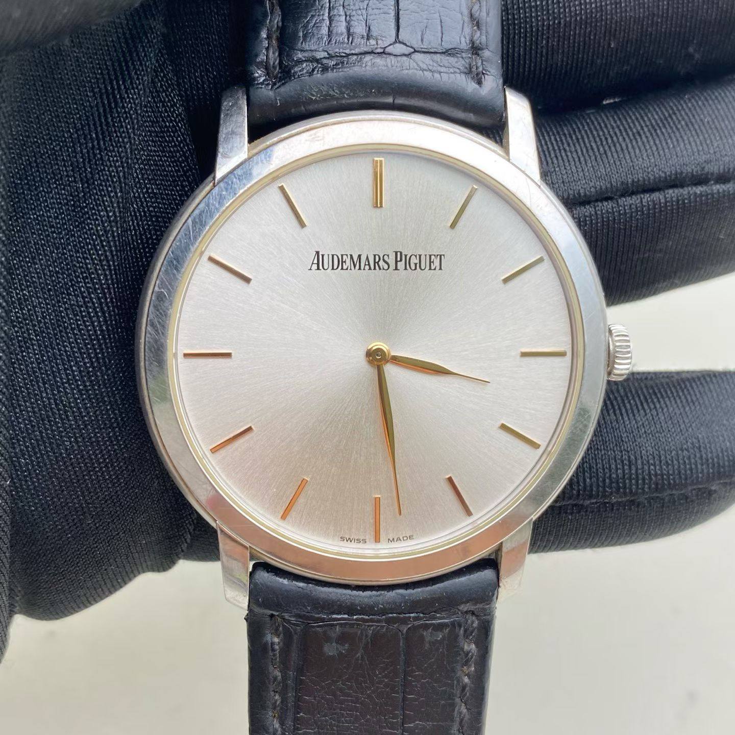 May be an image of wrist watch and text that says 'AUDEMARSPIGUET AUDEMARS PIGUET SWINS MADE'
