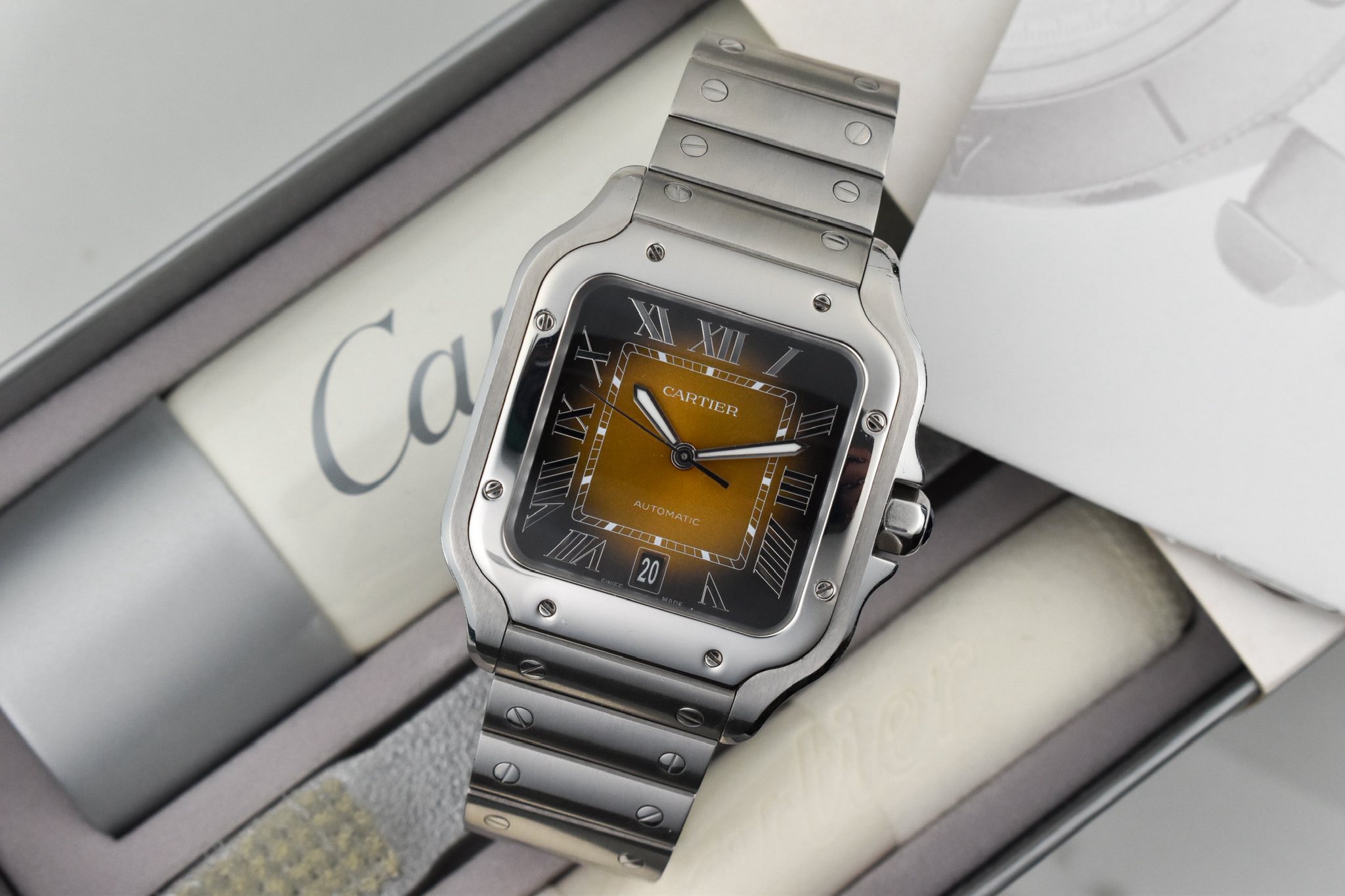 May be an image of digital watch and text that says '2 O CARTIER TOΜATC'