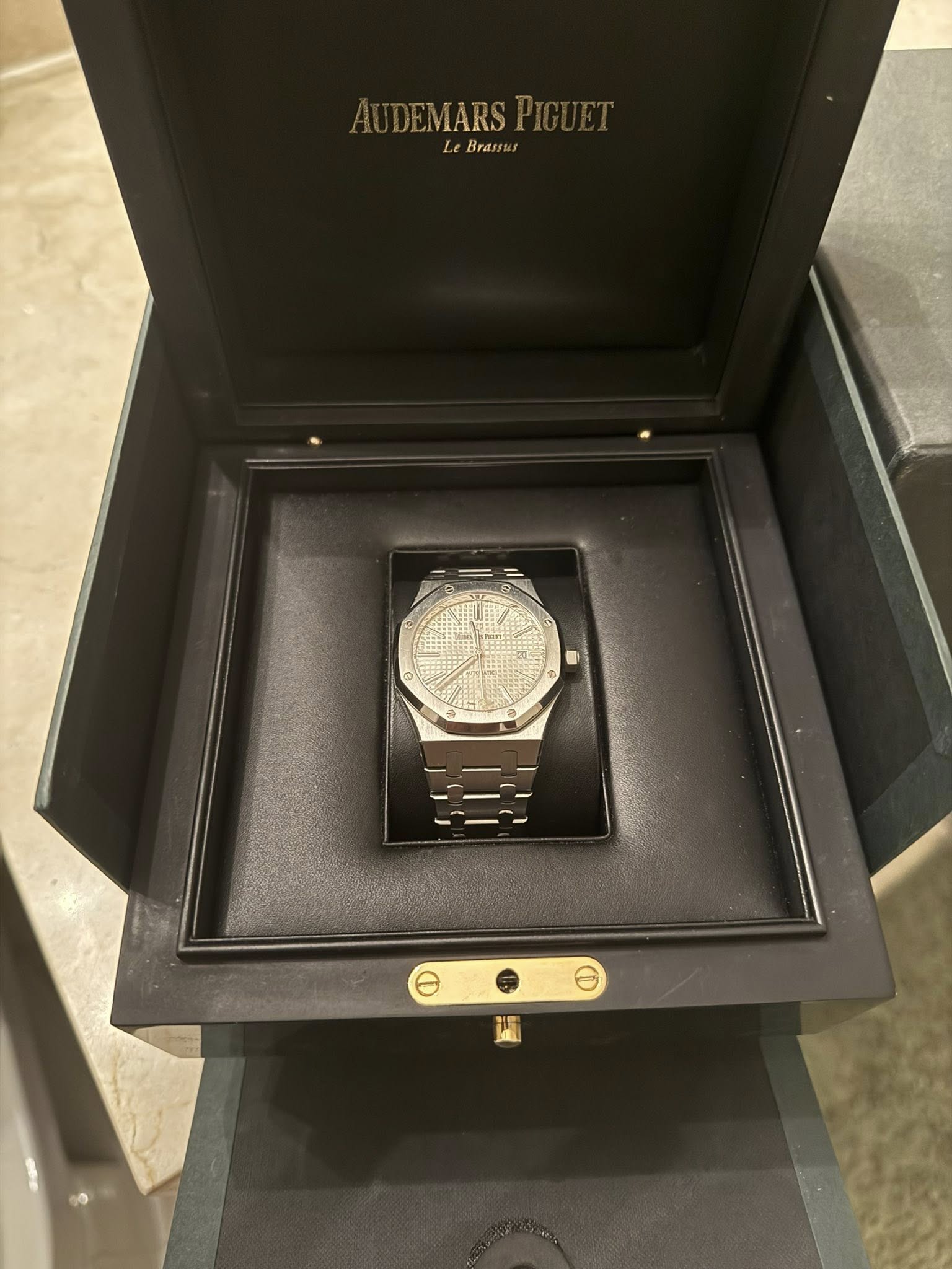 May be an image of wrist watch and text that says 'EMARS Le cBra3и 3 适'