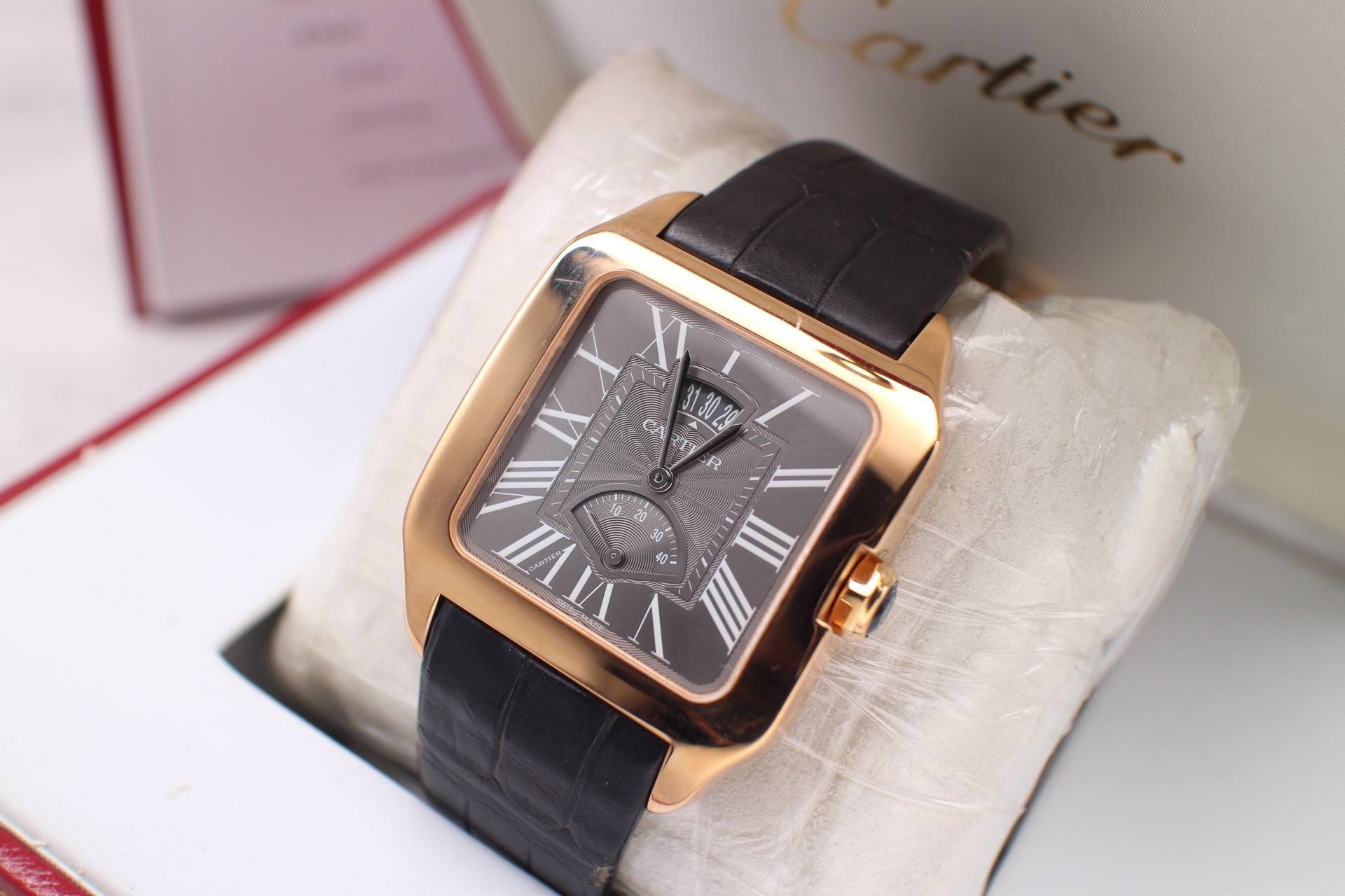 May be an image of wrist watch and text that says '313029 R 毎二 II'