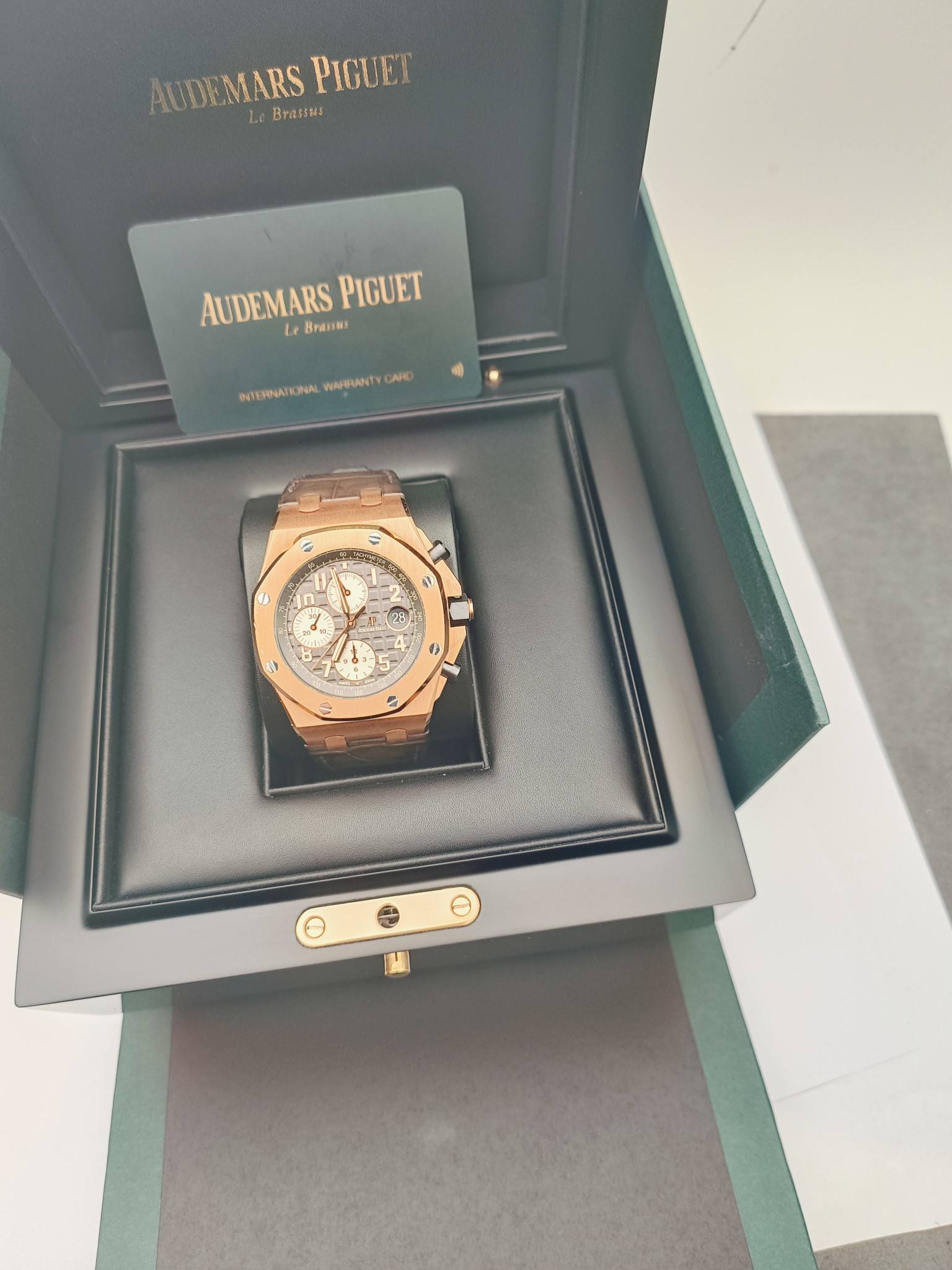 May be an image of wrist watch and text that says 'AUDEMARS AUDEMARSPIGUET Le Brassses PIGUET AUDEMARS AUDEMARSPIGUET Le Le Brasns PIGUET 9YERNATKINAL REPANTA.MW.CAO MAHRANT…