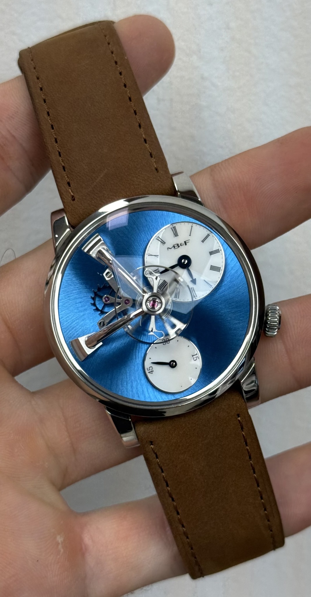 May be an image of wrist watch and text that says 'MBOF ESE 無 15 مرى'