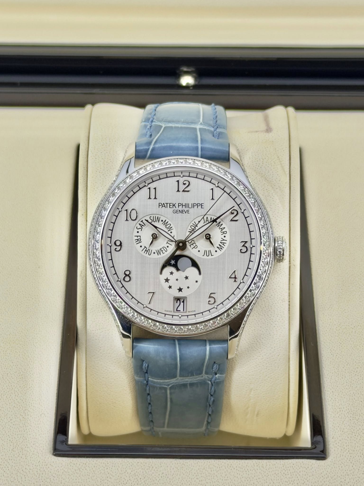 May be an image of wrist watch and text that says '12 11 PATEK HILIPPE IPPE 10 GENEVE SAT SUN MON. FB THU WED 9 A4 2 0 MA SEP ツ JUL ل 8 S 西式区力 7 4 5 21'