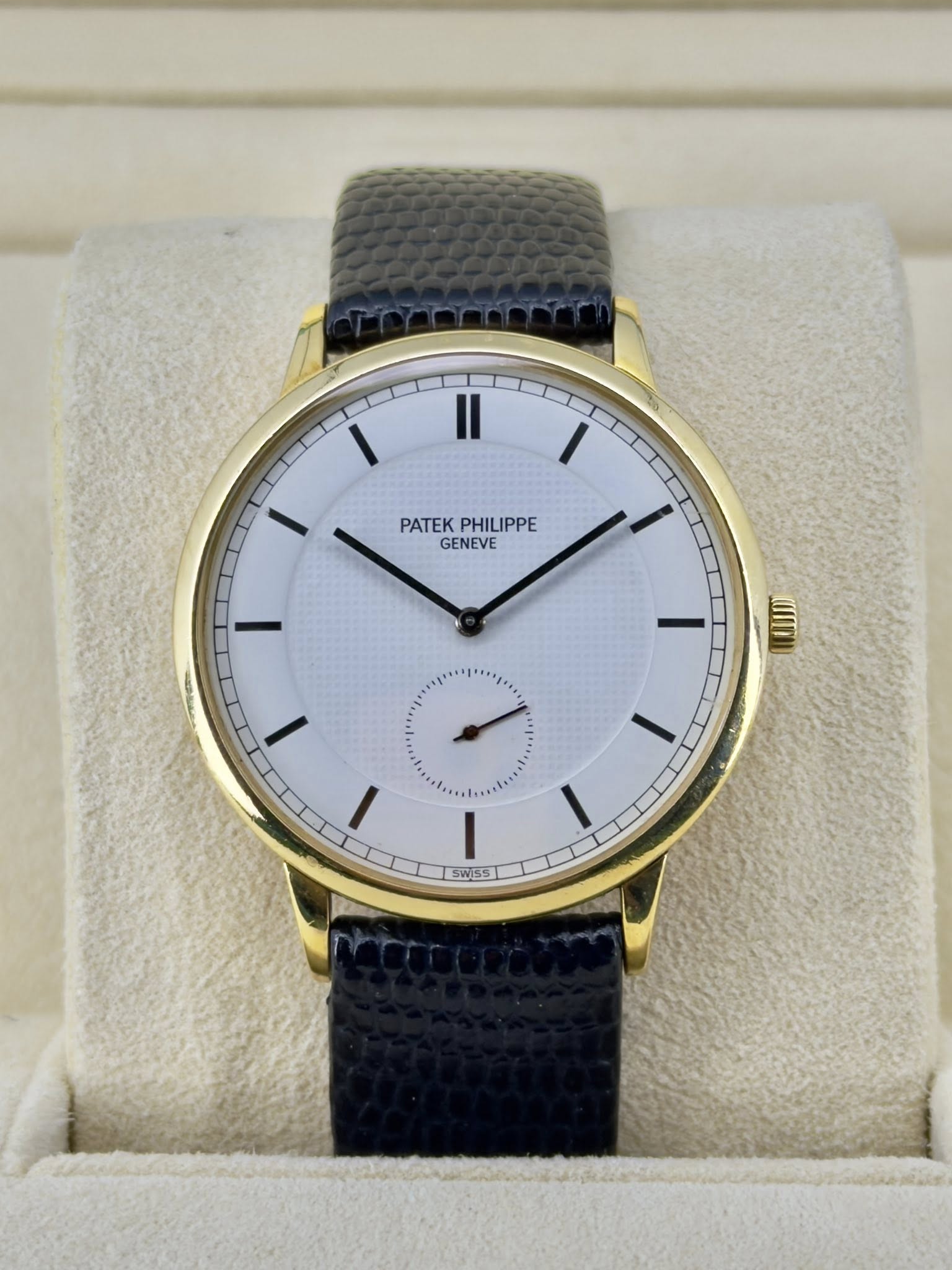 May be an image of wrist watch and text that says 'PATEKPHILIPPE PATEK PHILIPPE GENEVE " "g 2E UII I ٤..٠ SWISS SWISSI'