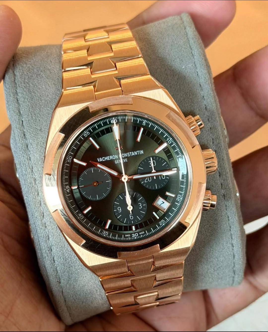 May be an image of wrist watch and text that says '6P ויייןי ONSTANTIN VACHERON GENEVE ENE EVE GEN የዘን חקויייויין יחוייי 45 10- 2U U 3 9 光 o 1 NT 2U 30 0'