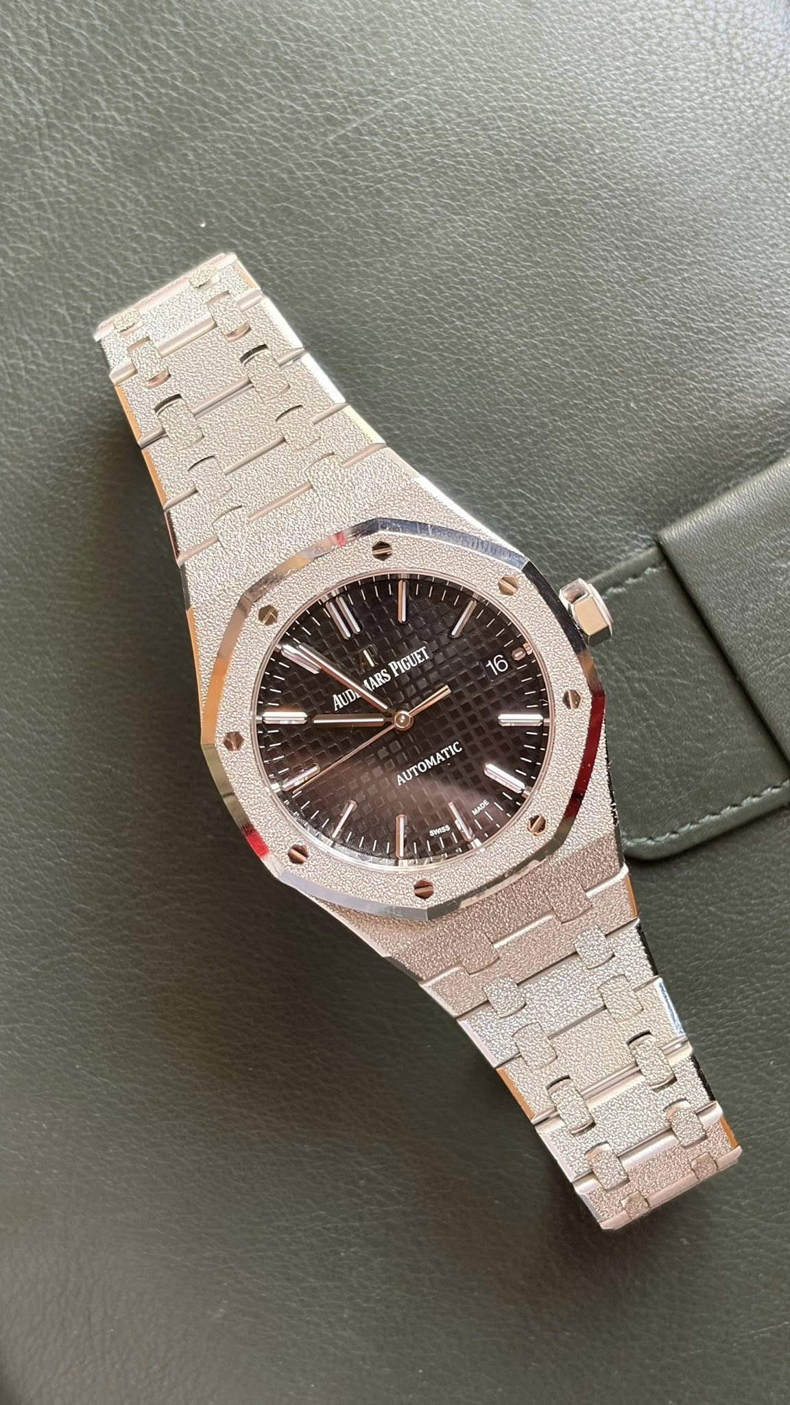 May be an image of wrist watch and text that says 'IGUET ARS UD 16 0 0 ΑΟΑΤΙ !T'
