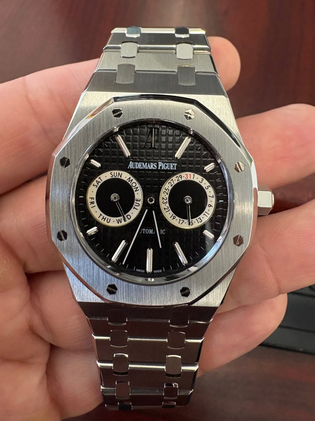 May be an image of wrist watch and text that says 'SAT AUDEMARS AUDEMARSPIGUET PIGUET SUN MON. נע. TUE 王 W ٥ THU و و 13 ى* IL *1 * TOM. C I'