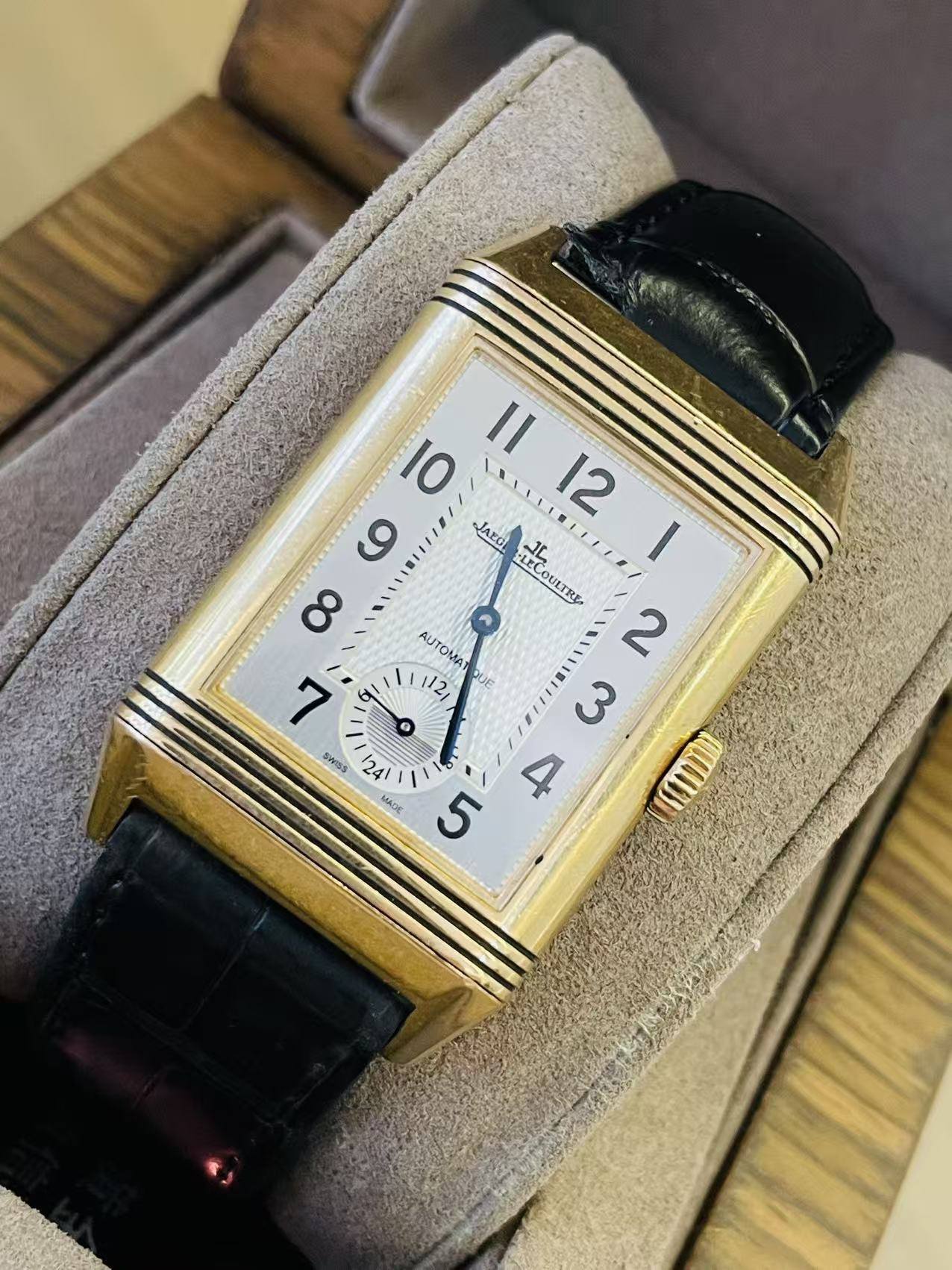 May be an image of wrist watch and text that says 'II 10 ۱١ 12 و Jazol I ထ IECOULTRE Au AUTOMAT จ 2 J 112 QUE G ى SWISS 124 MADE MADE ሔርሶ 4 แจทบ س'