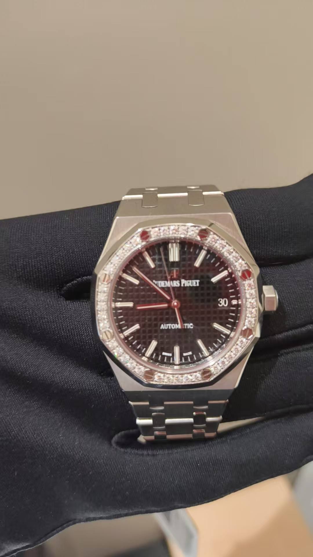 May be an image of wrist watch and text that says 'KDEMARS DEMARSPIGUET PIGUET 30 AUTON TIC تل'