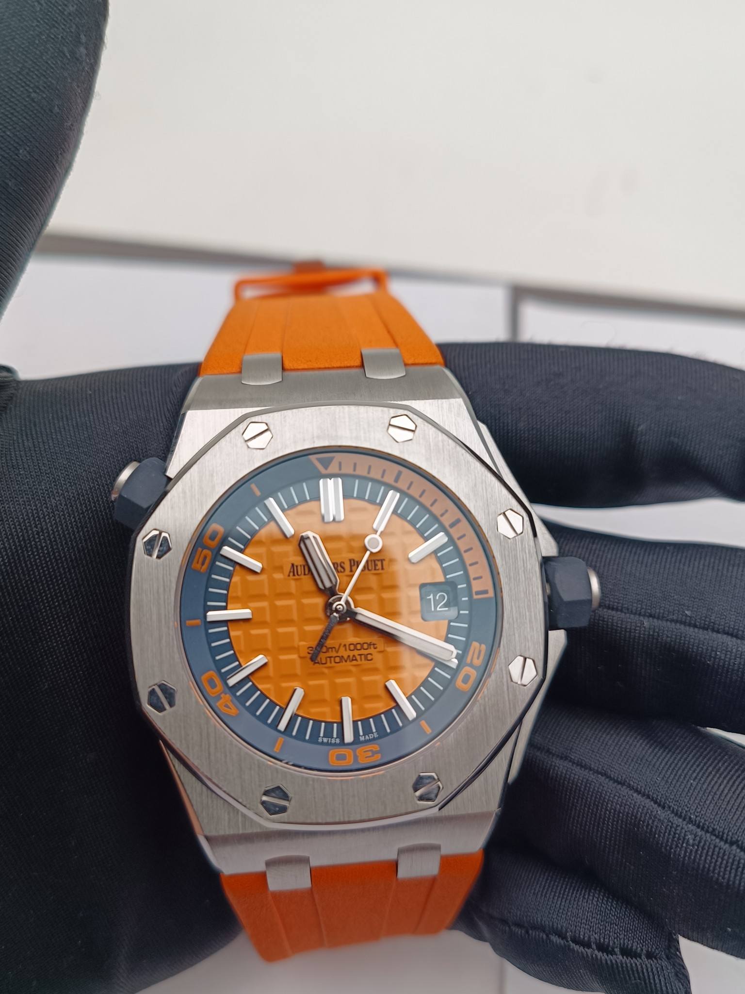 May be an image of wrist watch and text that says 'Au ET 12 1000t TOMATIC 20 Ο O 3E B'