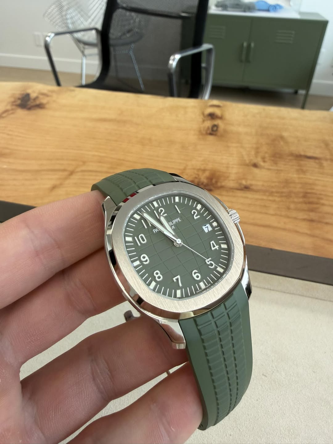 May be an image of wrist watch and text that says '生国0一 2 2 WIOPE LIPPE た た 愛 له 2 N 4 PA PA 10 9 م 0 8 7 6 O'