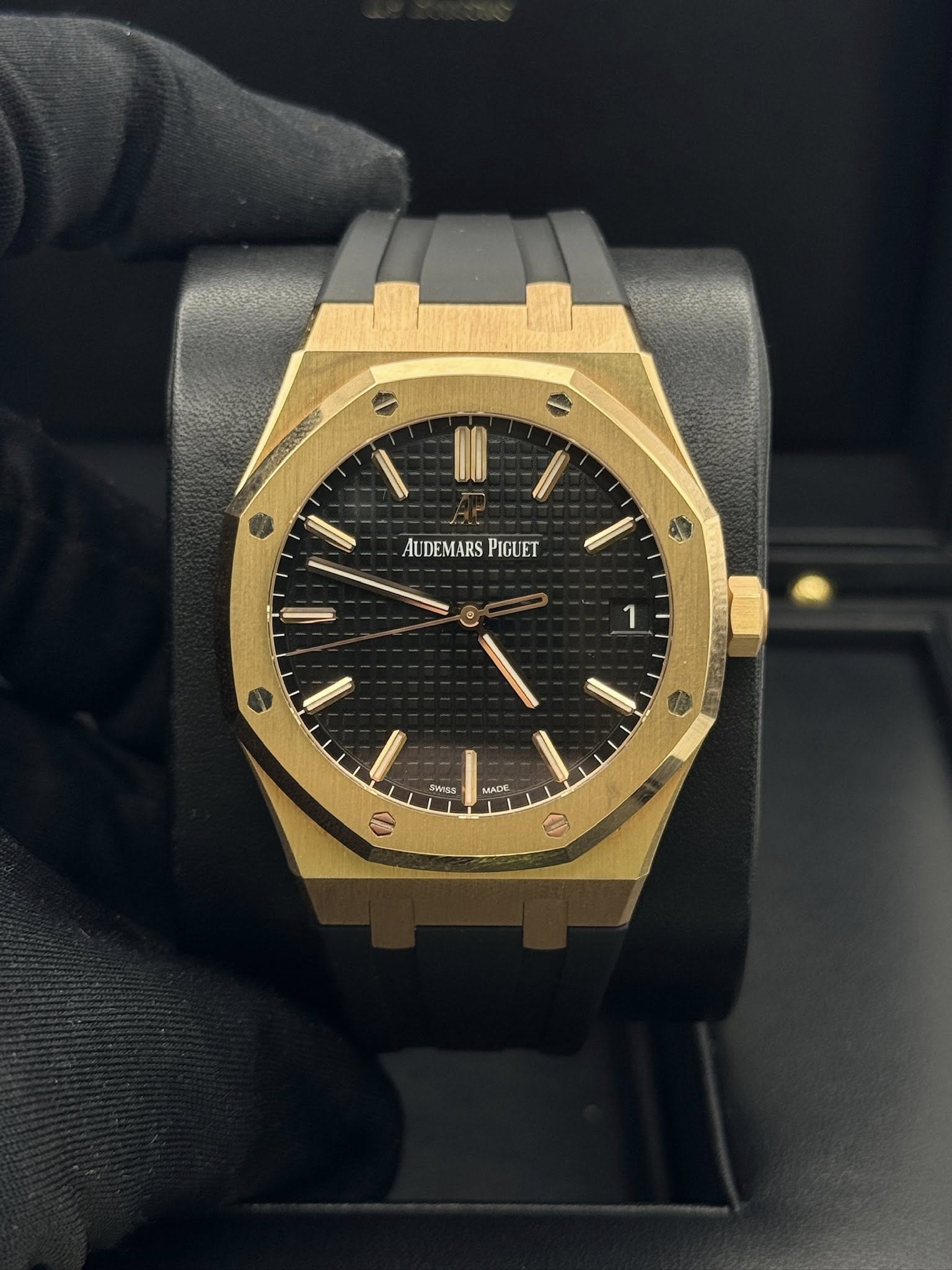 May be an image of wrist watch and text that says 'AUDEMARS PIGUET ET g V WIss BAD AD 1) V'