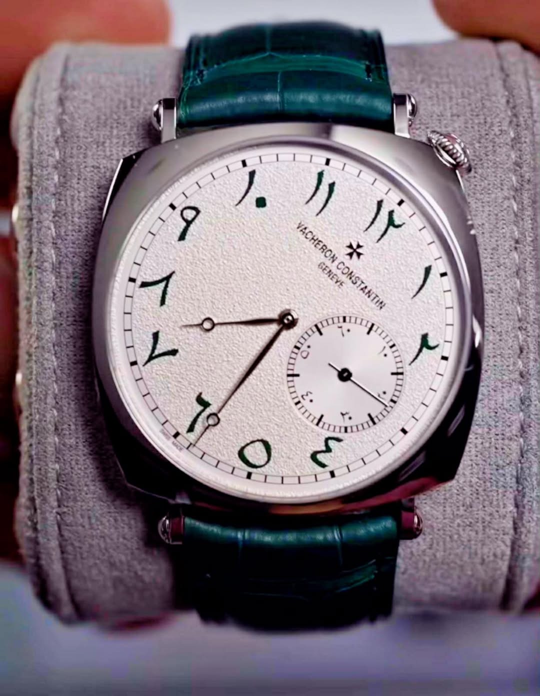 May be an image of wrist watch and text that says '1. ١١ VACHERON * VACHERONCONSTANTIN ۱۲ GENEVE CONSTANTI 0. < 9 ١ L 79 نه ん م EFENNG'