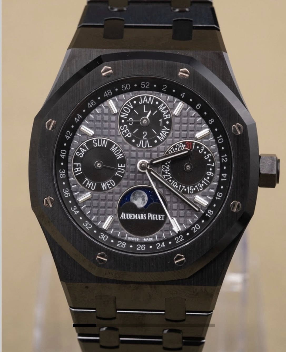 May be an image of wrist watch and text that says '۵ JAN Νν MAR ጻ S SEP 2 MA JUL io SAI SUN NON . O 38 FRI TUE THU WED גלליו-1 جه. AUDEMARS PIGUET 18 SWISS MADE '