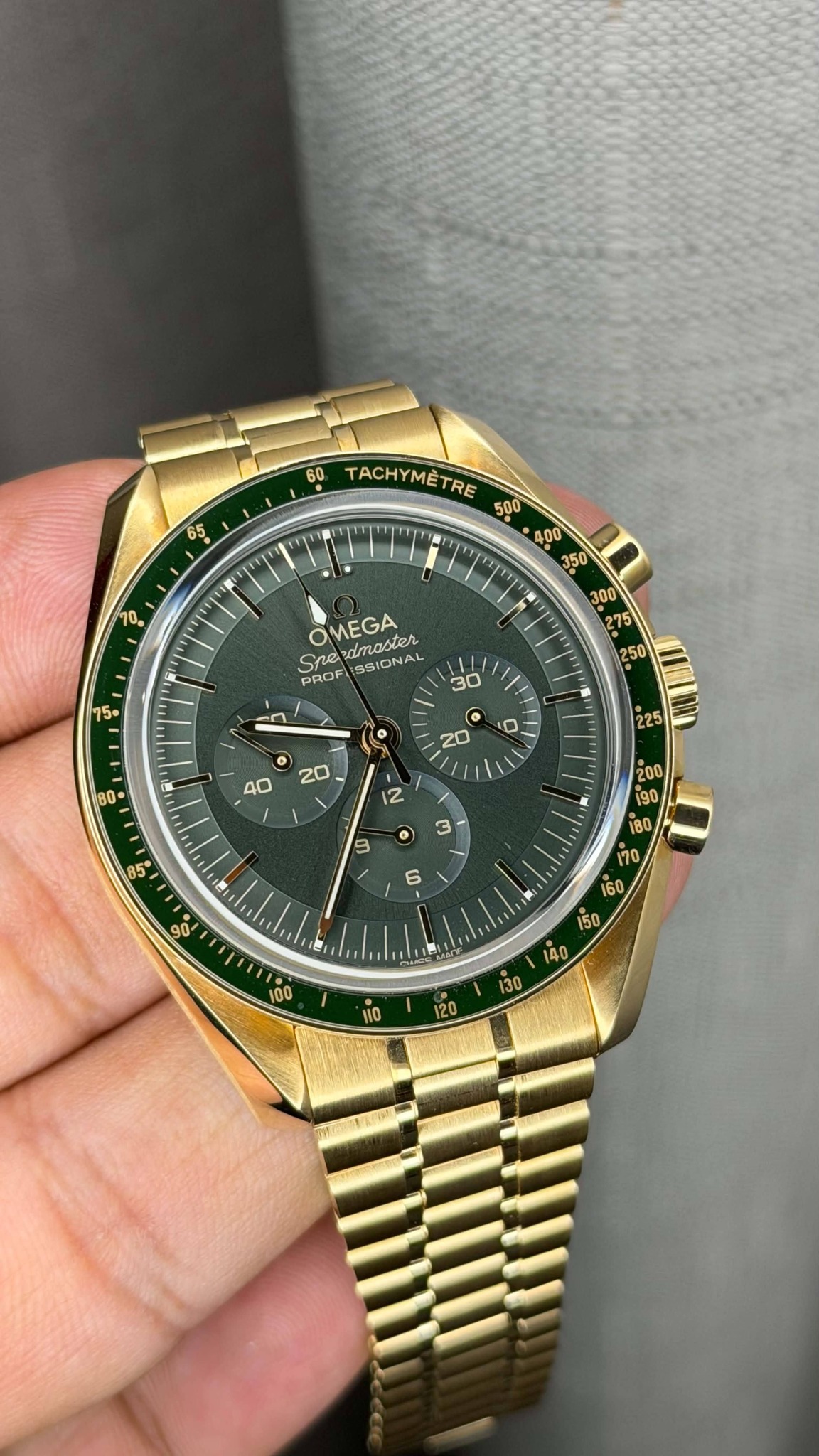 May be an image of wrist watch and text that says '65 60 TACHYMETRE TRE TACHY OMEGA Sne PROF SSIONAL o S 0 60° E 3 9 ဝ / 6 0 x 등 120'