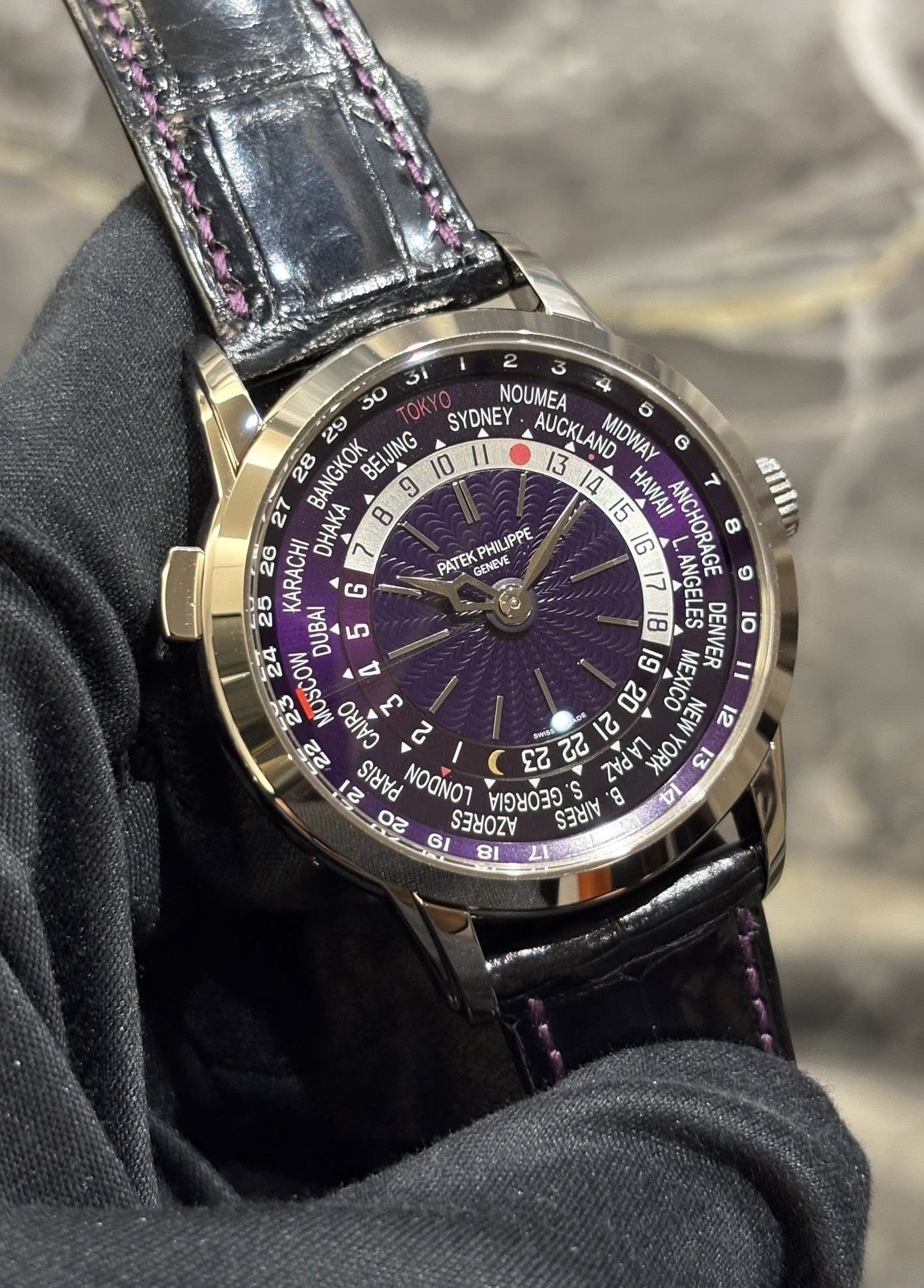 May be an image of wrist watch and text that says 'PHILIPPE PATEK GENEVE 31 s0 NOUMEA 4 29 BEIJING 10 SYDNEY AUCKLAND MIDWAY 5 G 28 BANGKOK HAWAII 7 2G DHAKA KARACHI G I6…
