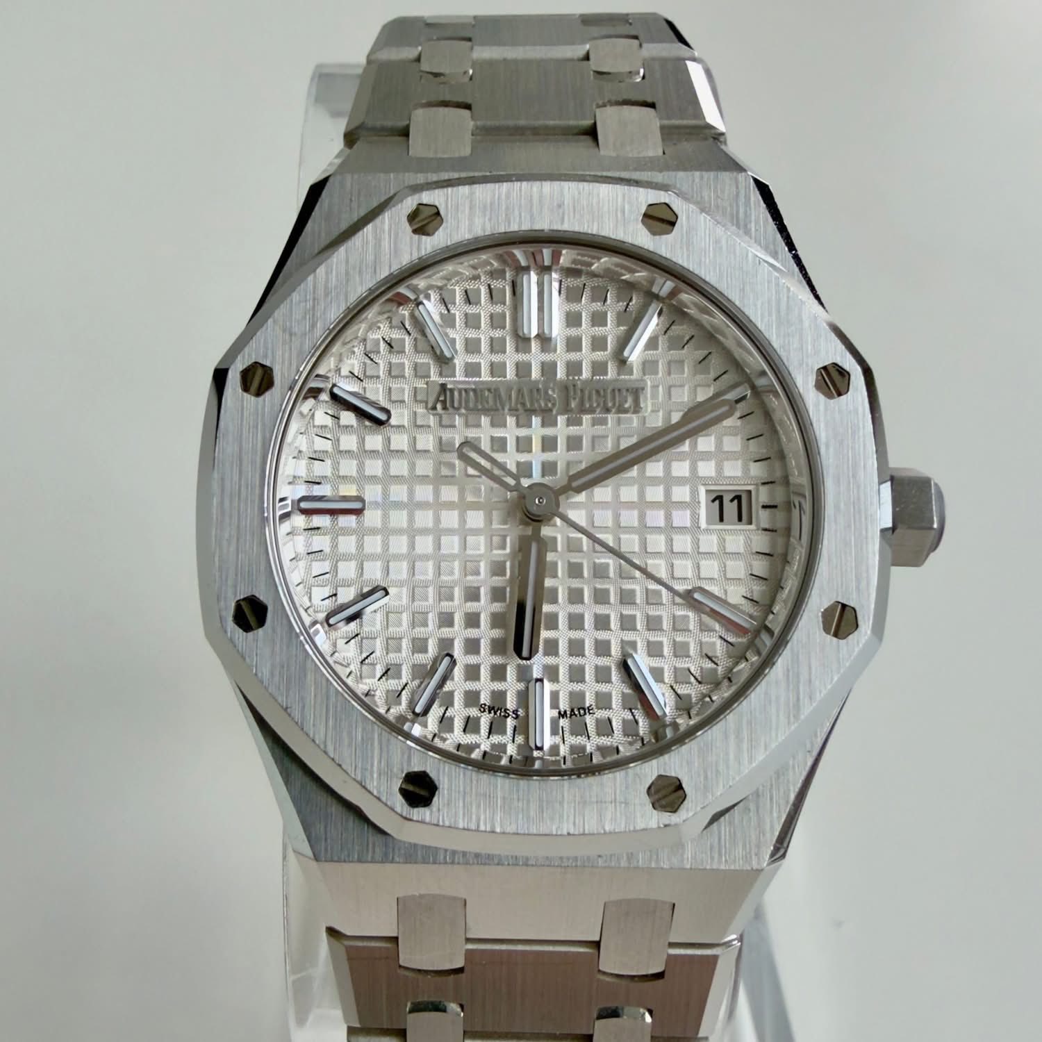 May be an image of wrist watch and text that says 'L'