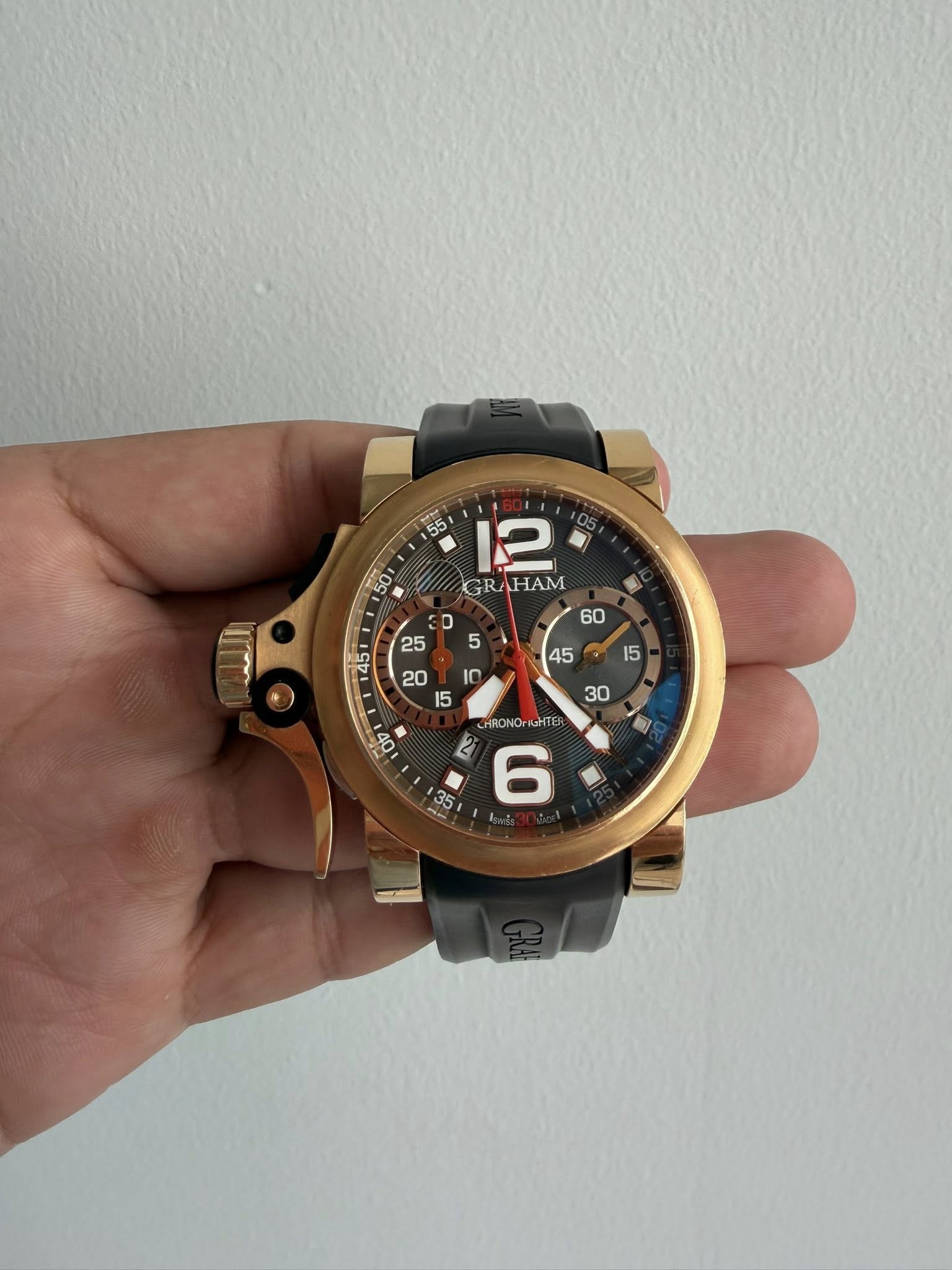 May be an image of digital watch and text that says '55 50 12 GR/ GRAHAM ก 意 OK CHRONOr GHTE 2 6 35'