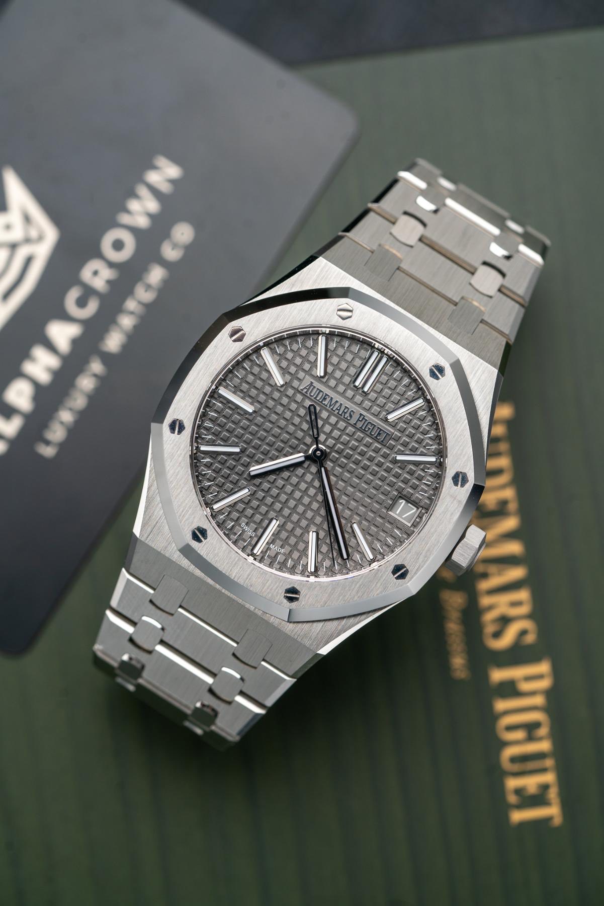 May be an image of wrist watch and text that says 'CROWN LPHACROWN cO WATEH LUKUBY AUMEMARS 4y CORASS ju AAS aU CUE PIGUET'